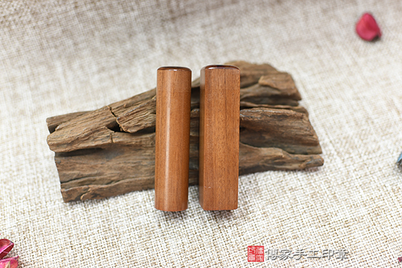 冷豔高雅的紅色~~紅紫檀臍帶章成品照分享、印章材質介紹~(銀行印鑑,個人印鑑雙章)傳家手工印章新竹店。2022.12.12 冷豔高雅的紅色~~紅紫檀臍帶章成品照分享、印章材質介紹~(銀行印鑑,個人印鑑雙章)傳家手工印章新竹店。2022.12.12