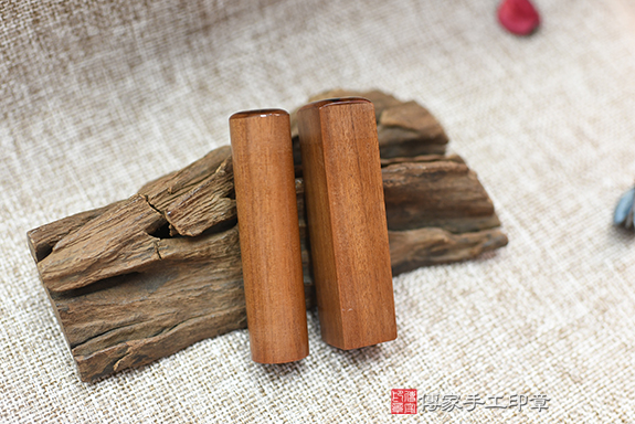 冷豔高雅的紅色~~紅紫檀臍帶章成品照分享、印章材質介紹~(銀行印鑑,個人印鑑雙章)傳家手工印章新竹店。2022.12.12 冷豔高雅的紅色~~紅紫檀臍帶章成品照分享、印章材質介紹~(銀行印鑑,個人印鑑雙章)傳家手工印章新竹店。2022.12.12
