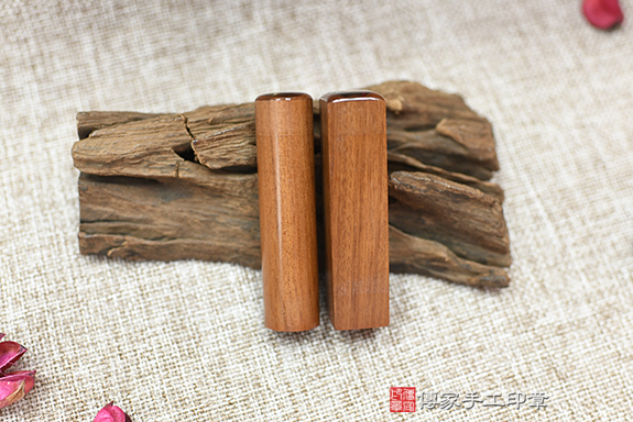 冷豔高雅的紅色~~紅紫檀臍帶章成品照分享、印章材質介紹~(銀行印鑑,個人印鑑雙章)傳家手工印章新竹店。2022.12.12 冷豔高雅的紅色~~紅紫檀臍帶章成品照分享、印章材質介紹~(銀行印鑑,個人印鑑雙章)傳家手工印章新竹店。2022.12.12