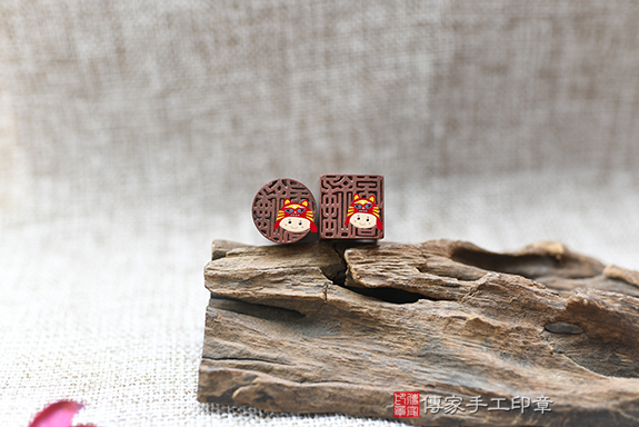 冷豔高雅的紅色~~紅紫檀臍帶章成品照分享、印章材質介紹~(銀行印鑑,個人印鑑雙章)傳家手工印章新竹店。2022.12.12 冷豔高雅的紅色~~紅紫檀臍帶章成品照分享、印章材質介紹~(銀行印鑑,個人印鑑雙章)傳家手工印章新竹店。2022.12.12