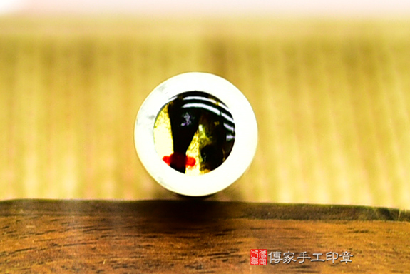 這款印材的紋路像是一種水墨畫~非常漂亮!頂級白松石開運臍髮印章~傳家印章桃園店。2022.12.13