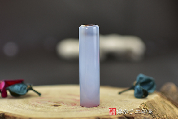 天空藍~半手工噴砂~藍瑪瑙石臍帶章實際成品、印章作品分享、藍瑪瑙石印章材質介紹。（臍帶印章、肚臍章、肚臍印章，胎毛印章 ) 傳家印章台中店。2023.02.09