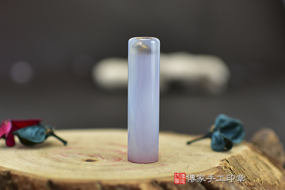 天空藍~半手工噴砂~藍瑪瑙石臍帶章實際成品、印章作品分享、藍瑪瑙石印章材質介紹。（臍帶印章、肚臍章、肚臍印章，胎毛印章 ) 傳家印章台中店。2023.02.09