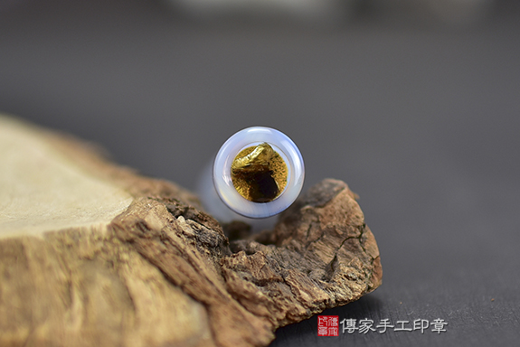 天空藍~半手工噴砂~藍瑪瑙石臍帶章實際成品、印章作品分享、藍瑪瑙石印章材質介紹。（臍帶印章、肚臍章、肚臍印章，胎毛印章 ) 傳家印章台中店。2023.02.09