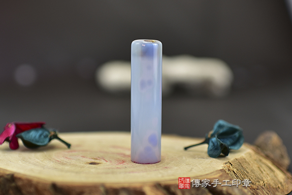 天空藍~半手工噴砂~藍瑪瑙石臍帶章實際成品、印章作品分享、藍瑪瑙石印章材質介紹。（臍帶印章、肚臍章、肚臍印章，胎毛印章 ) 傳家印章台中店。2023.02.09