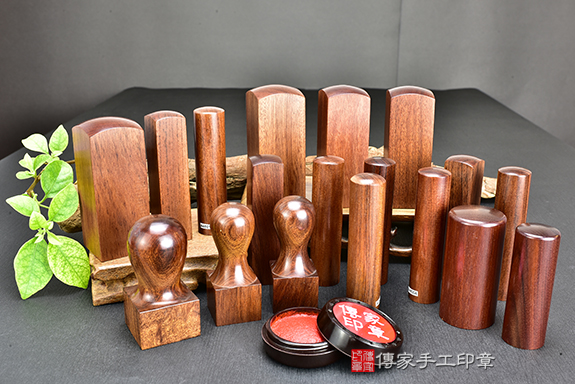 小紅小紫٩(✿∂‿∂✿)۶紅紫檀木臍帶印章作品分享、紅紫檀木印章、紅紫檀木臍帶章、紅紫檀木發財章、紅紫檀木印章成品、紅紫檀木材質介紹(傳家印章台南店112.4.9)