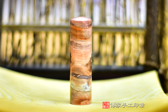 木化石飾物是自然、古樸、純真的很好的護身符。木頭形成的化石，非常稀有～頂級木化石開運個人印章~~傳家印章桃園店。2023.03.18