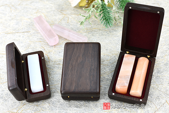 黑檀木實木盒 (單章/雙章)  1500/1800元  (不含印章及印泥) 黑檀木實木盒 (單章/雙章)  1500/1800元  (不含印章及印泥)