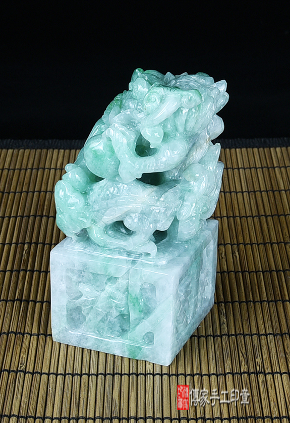頂級緬甸玉翡翠青龍抱珠吐珠印章:開運印章(附A貨證書) 頂級緬甸玉翡翠青龍抱珠吐珠印章:開運印章(附A貨證書)