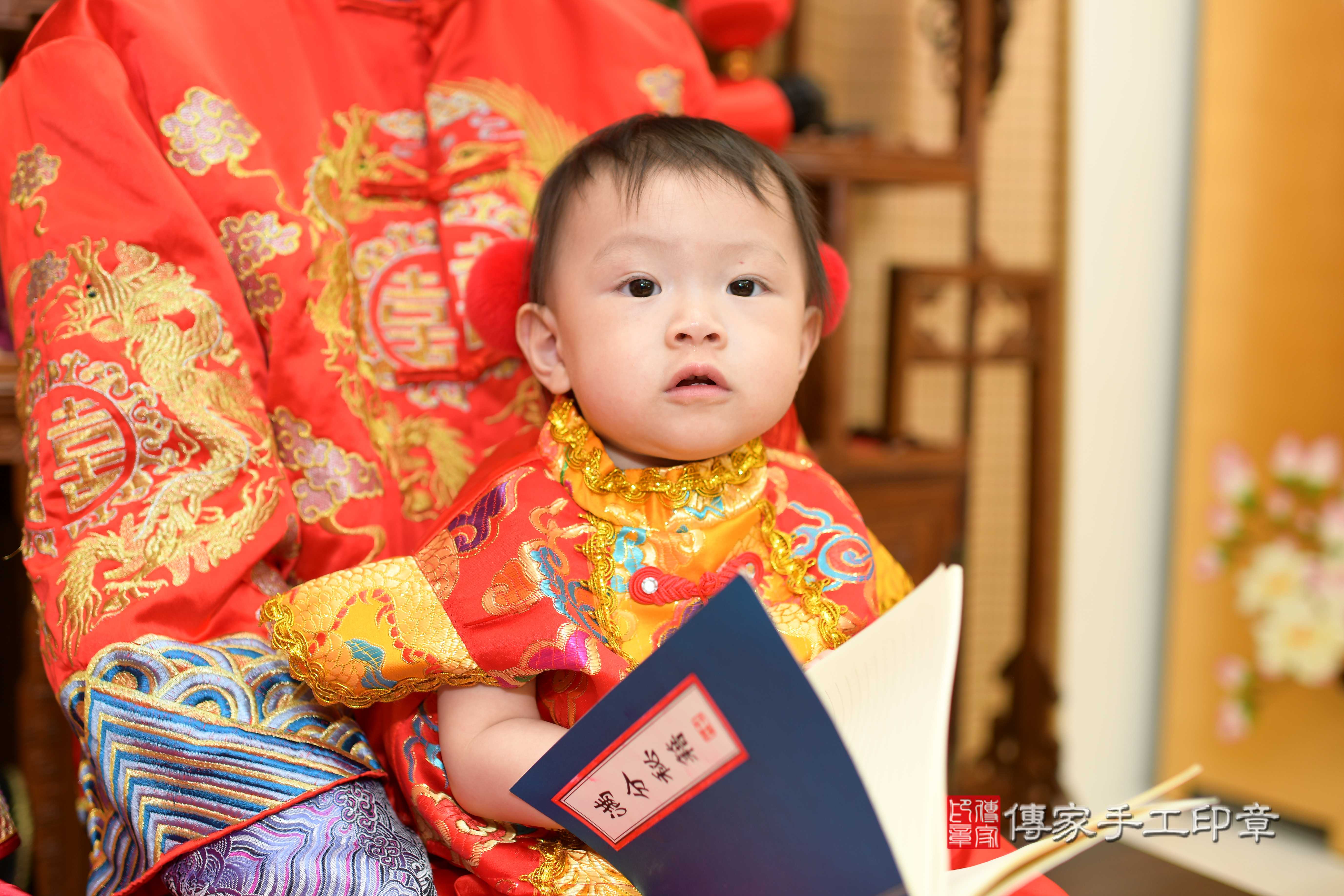 高雄市鳳山區張寶寶抓周推薦：傳家高雄店抓周度脺中國風會場，嬰兒古禮抓周流程儀式吉祥話、抓周道具物品24種、拍照。抓周證書。2023.08.13