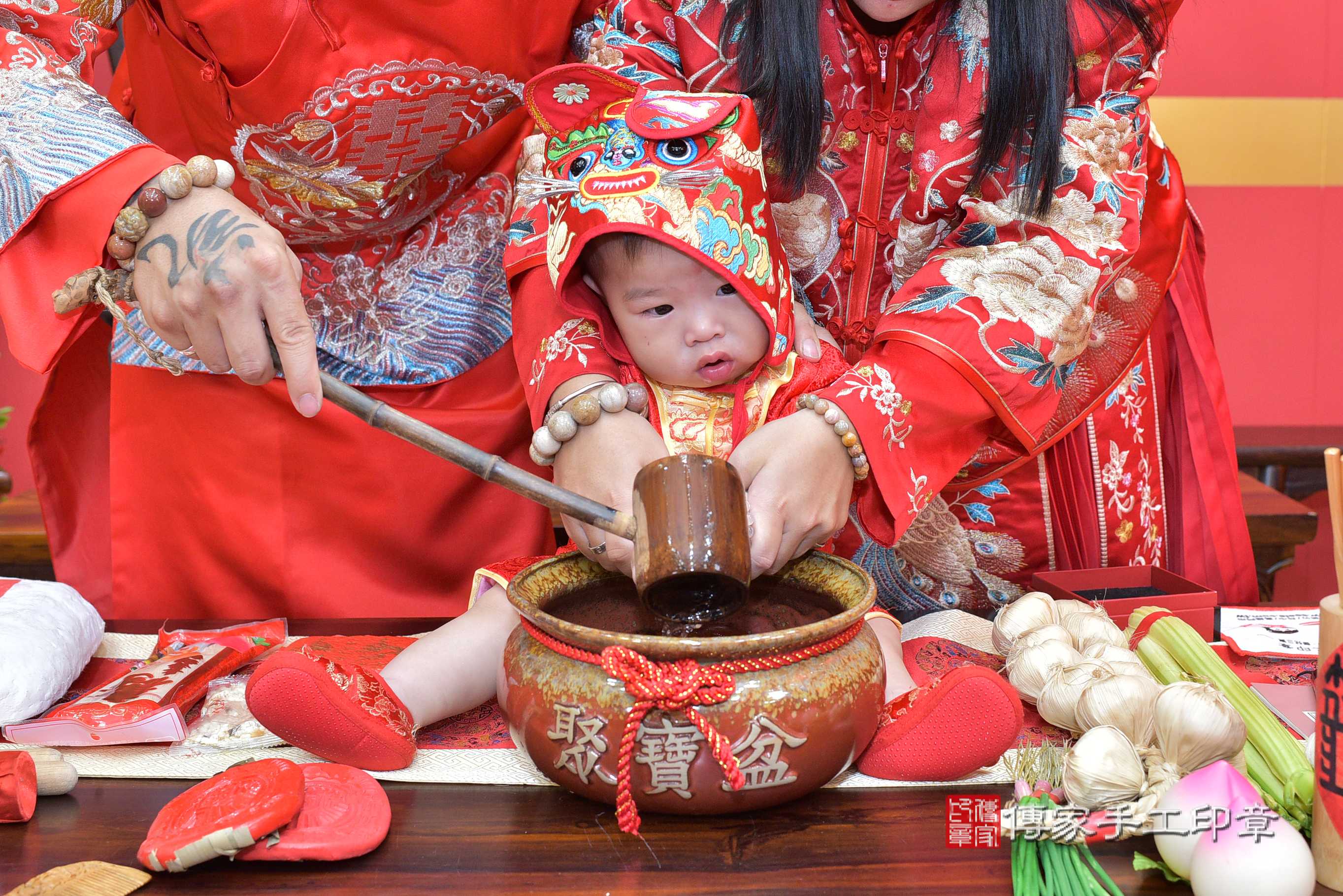 桃園市八德區邱寶寶抓周推薦：傳家桃園店抓周度脺中國風會場，嬰兒古禮抓周流程儀式吉祥話、抓周道具物品24種、拍照。抓周證書。2023.06.21