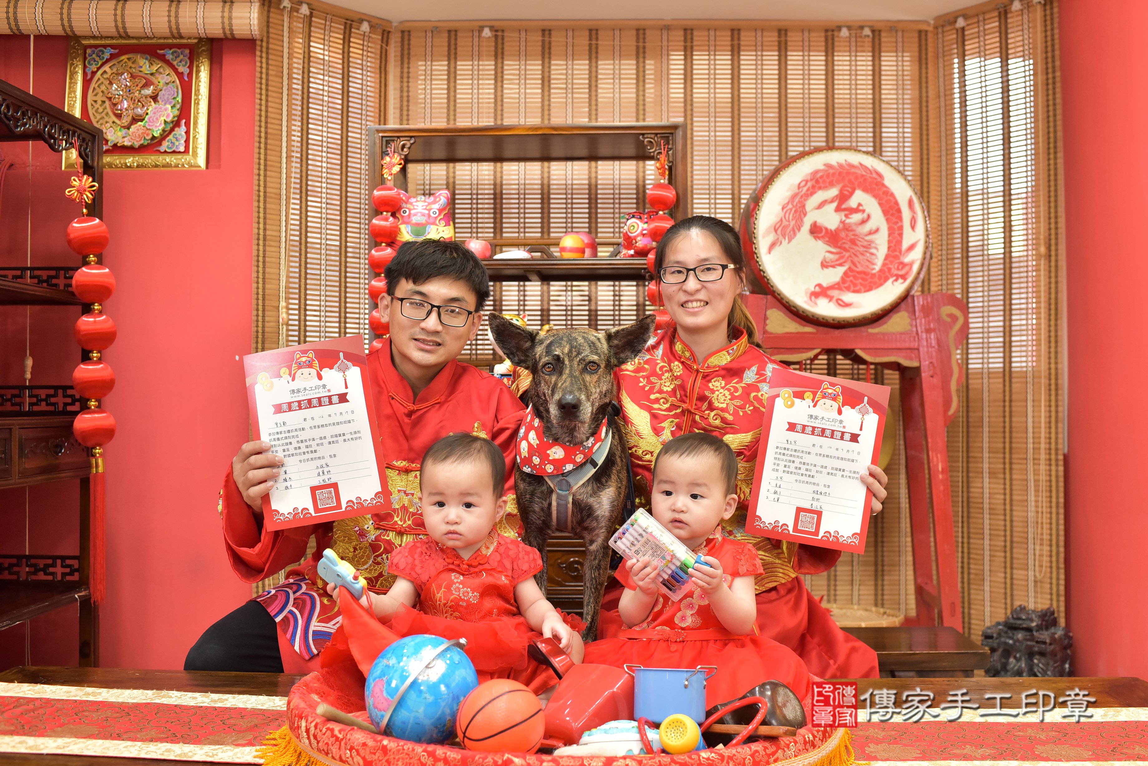 高雄市鳳山區曾寶寶(雙胞胎)抓周推薦：傳家高雄店抓周度脺中國風會場，嬰兒古禮抓周流程儀式吉祥話、抓周道具物品24種、拍照。抓周證書。2023.07.16