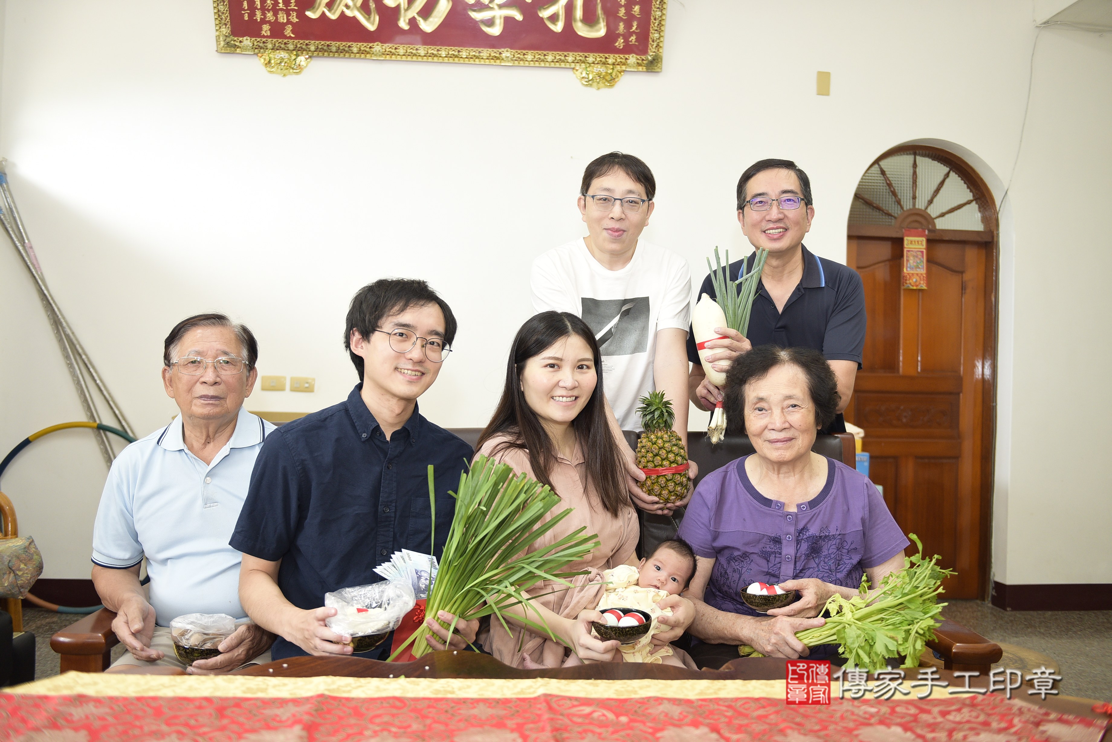 李寶寶(高雄市鳳山區到府嬰兒李寶寶滿月剃頭理髮、到府嬰兒剃胎毛儀式吉祥話)。到府剃頭剃胎毛主持、專業拍照、證書。★購買「臍帶章、肚臍章、胎毛筆刷印章」贈送：剃頭、收涎、抓周，三選一。2023.7.29