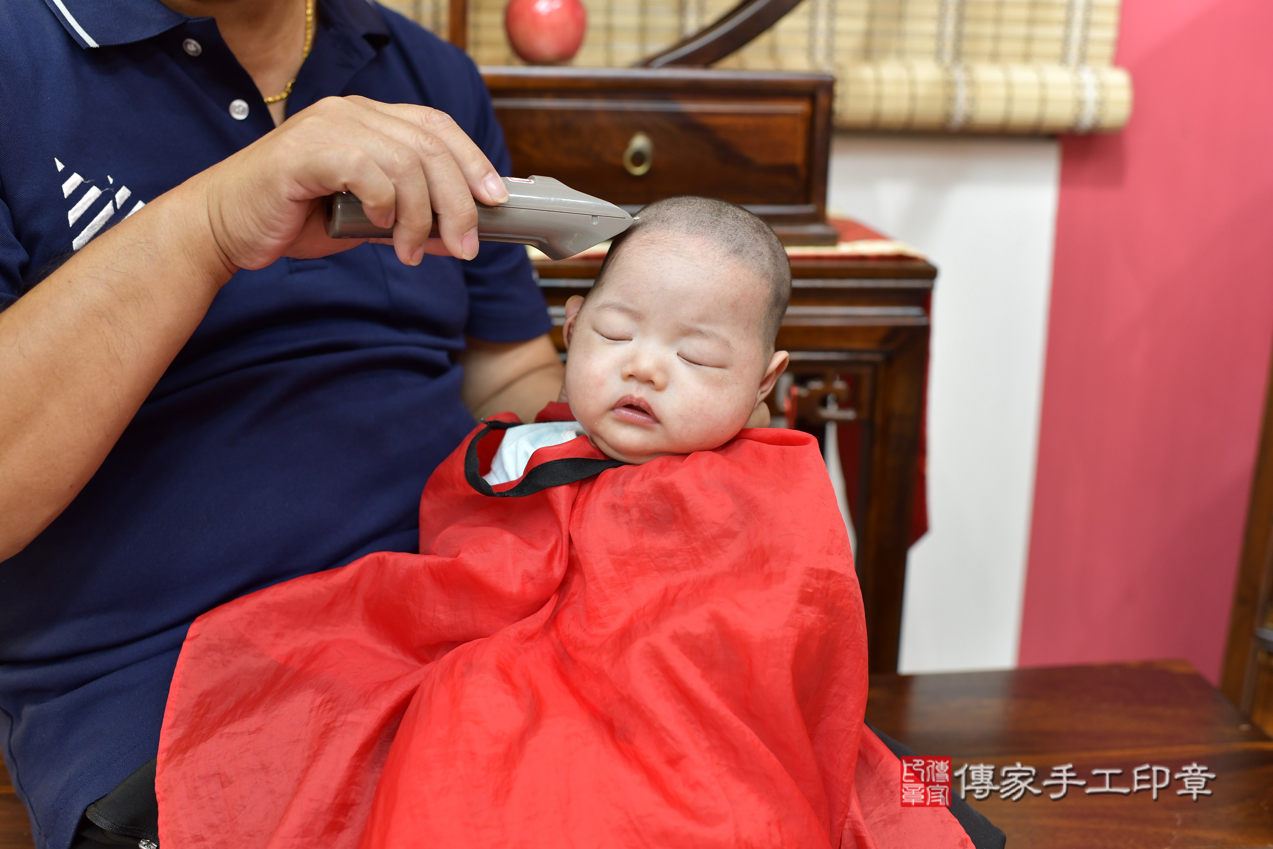 范寶寶(高雄市鳳山區來店嬰兒范寶寶滿月剃頭理髮、到府嬰兒剃胎毛儀式吉祥話)。到府剃頭剃胎毛主持、專業拍照、證書。★購買「臍帶章、肚臍章、胎毛筆刷印章」贈送：剃頭、收涎、抓周，三選一。2023.7.25