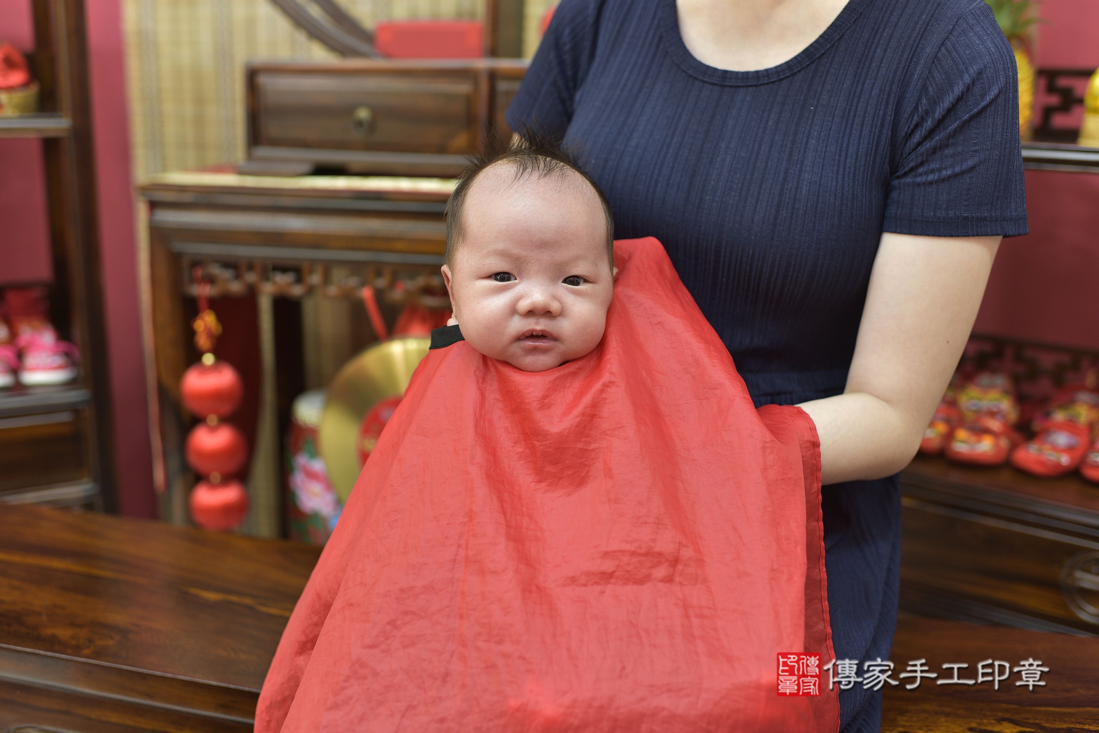 林寶寶(高雄市鳳山區來店嬰兒林寶寶滿月剃頭理髮、到府嬰兒剃胎毛儀式吉祥話)。到府剃頭剃胎毛主持、專業拍照、證書。★購買「臍帶章、肚臍章、胎毛筆刷印章」贈送：剃頭、收涎、抓周，三選一。2023.7.07