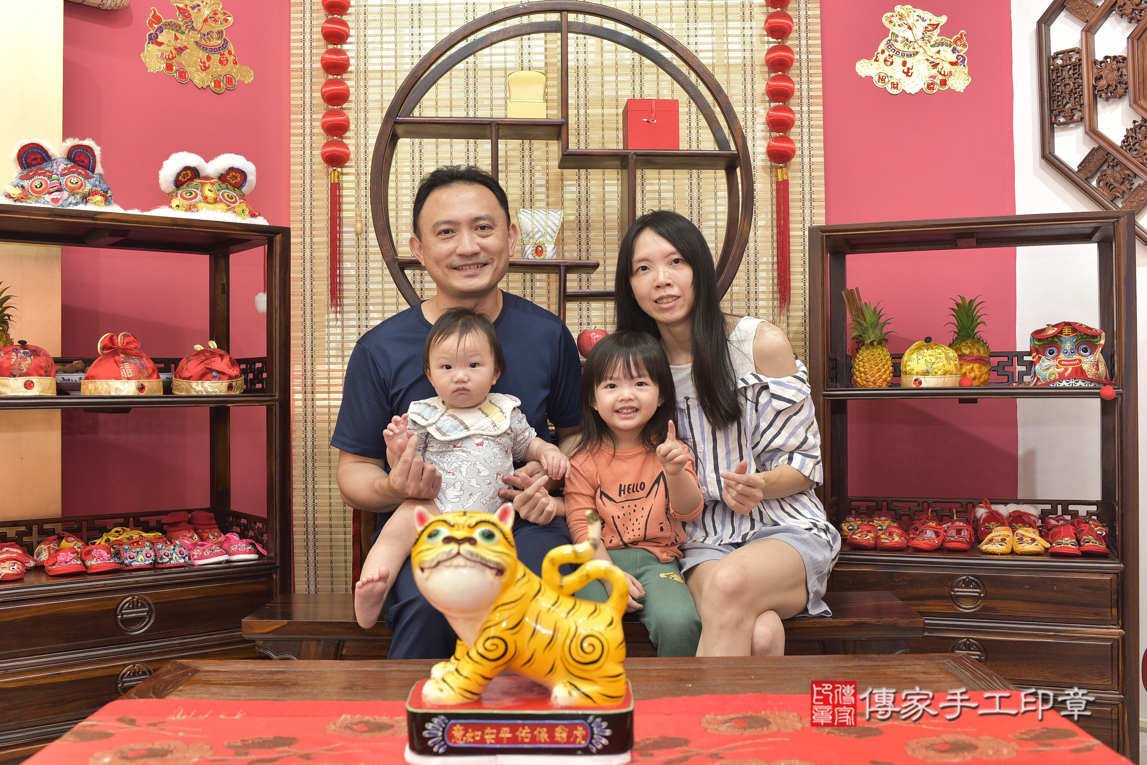 新竹市香山區徐寶寶抓周推薦：傳家新竹店抓周度脺中國風會場，嬰兒古禮抓周流程儀式吉祥話、抓周道具物品24種、拍照。抓周證書。2023.07.13