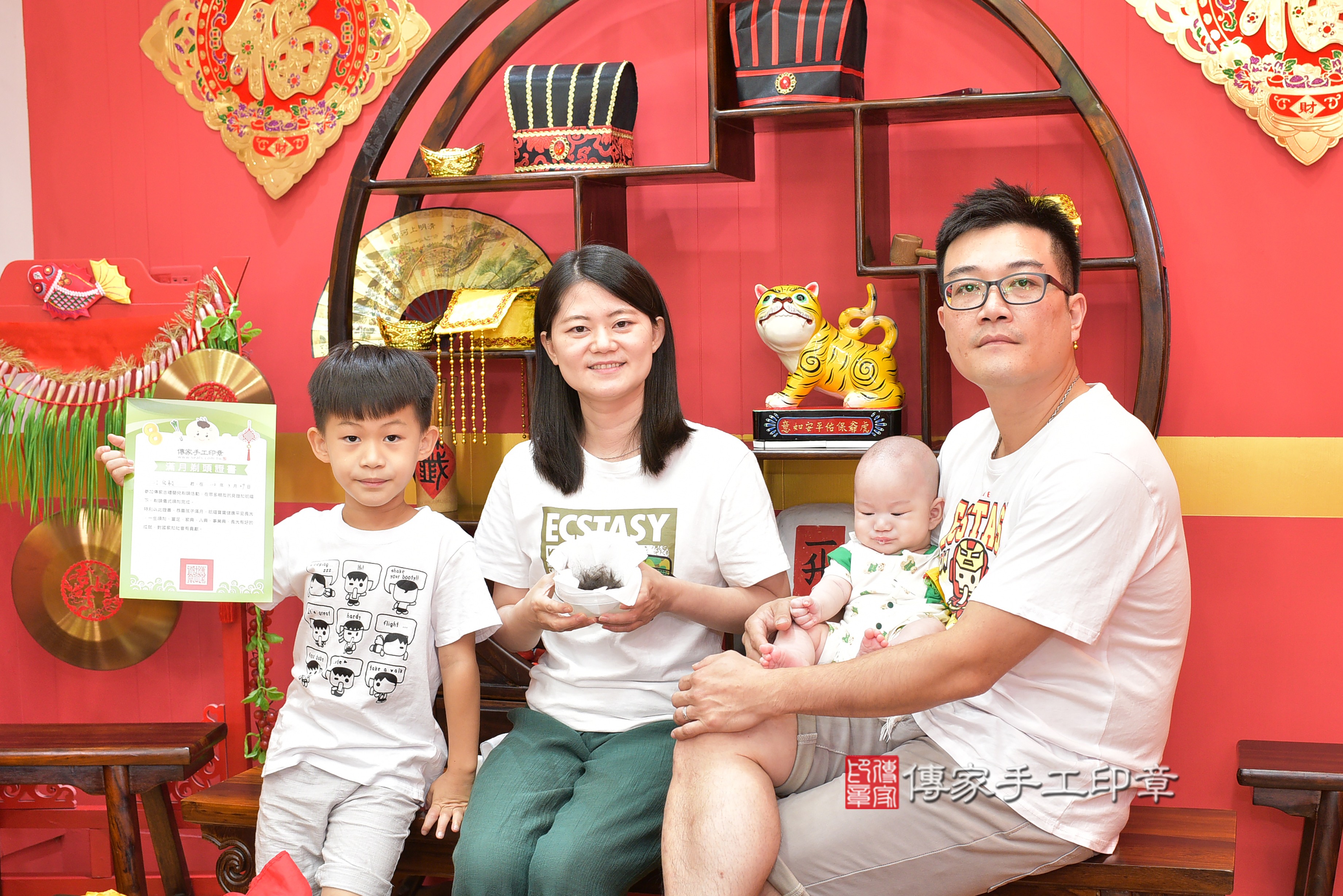 江寶寶(桃園市八德區來店嬰兒江寶寶滿月剃頭理髮、來店嬰兒剃胎毛儀式吉祥話)。來店剃頭剃胎毛主持、專業拍照、DVD光碟、證書。★購買「臍帶章、肚臍章、胎毛筆刷印章」贈送：剃頭、收涎、抓周，三選一。2023.07.29