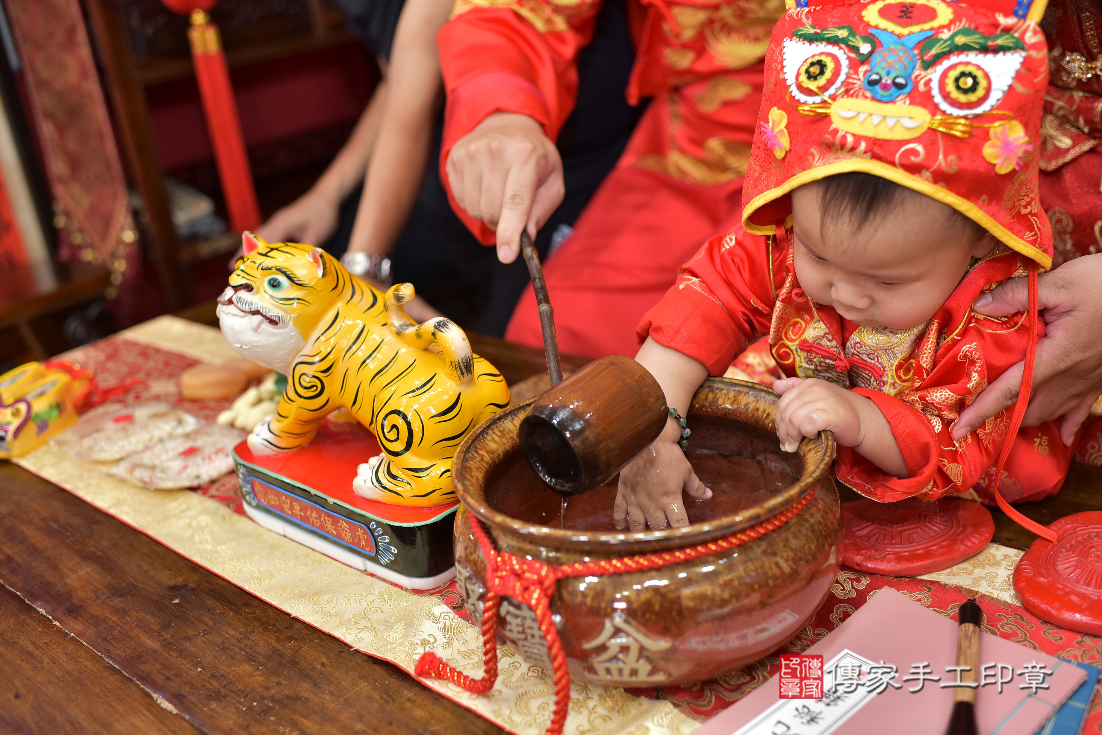 高雄市鳳山區楊寶寶抓周推薦：傳家高雄店抓周度脺中國風會場，嬰兒古禮抓周流程儀式吉祥話、抓周道具物品24種、拍照。抓周證書。2023.09.02