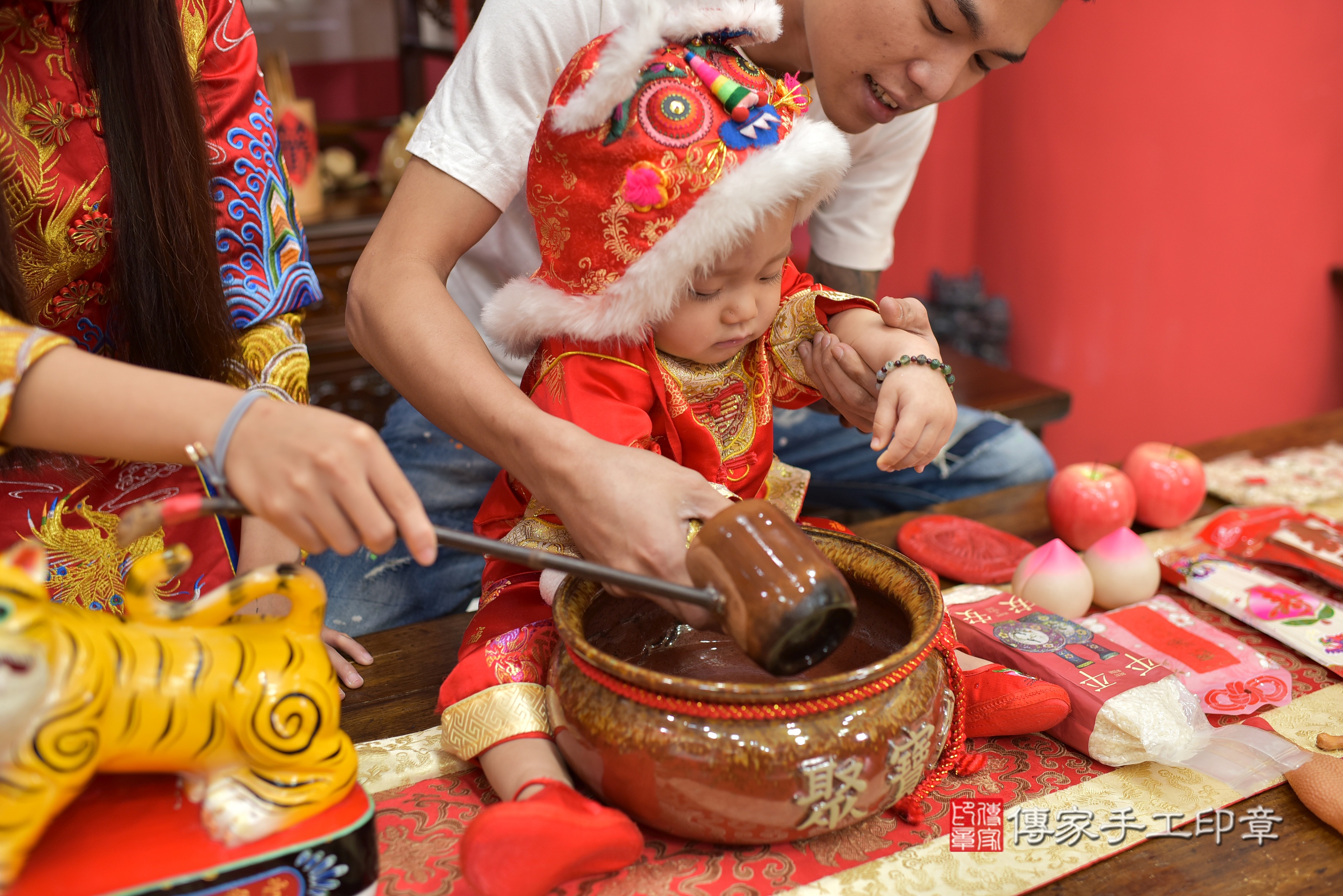 高雄市鳳山區劉寶寶抓周推薦：傳家高雄店抓周度脺中國風會場，嬰兒古禮抓周流程儀式吉祥話、抓周道具物品24種、拍照。抓周證書。2023.09.05