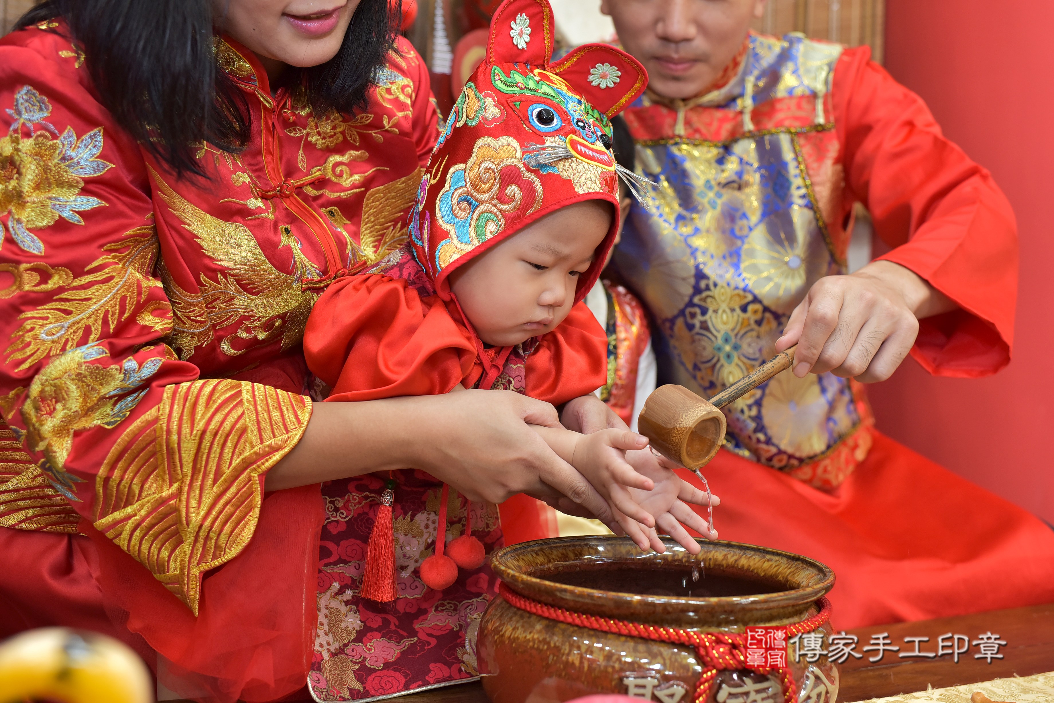 高雄市鳳山區張寶寶抓周推薦：傳家高雄店抓周度脺中國風會場，嬰兒古禮抓周流程儀式吉祥話、抓周道具物品24種、拍照。抓周證書。2023.09.09