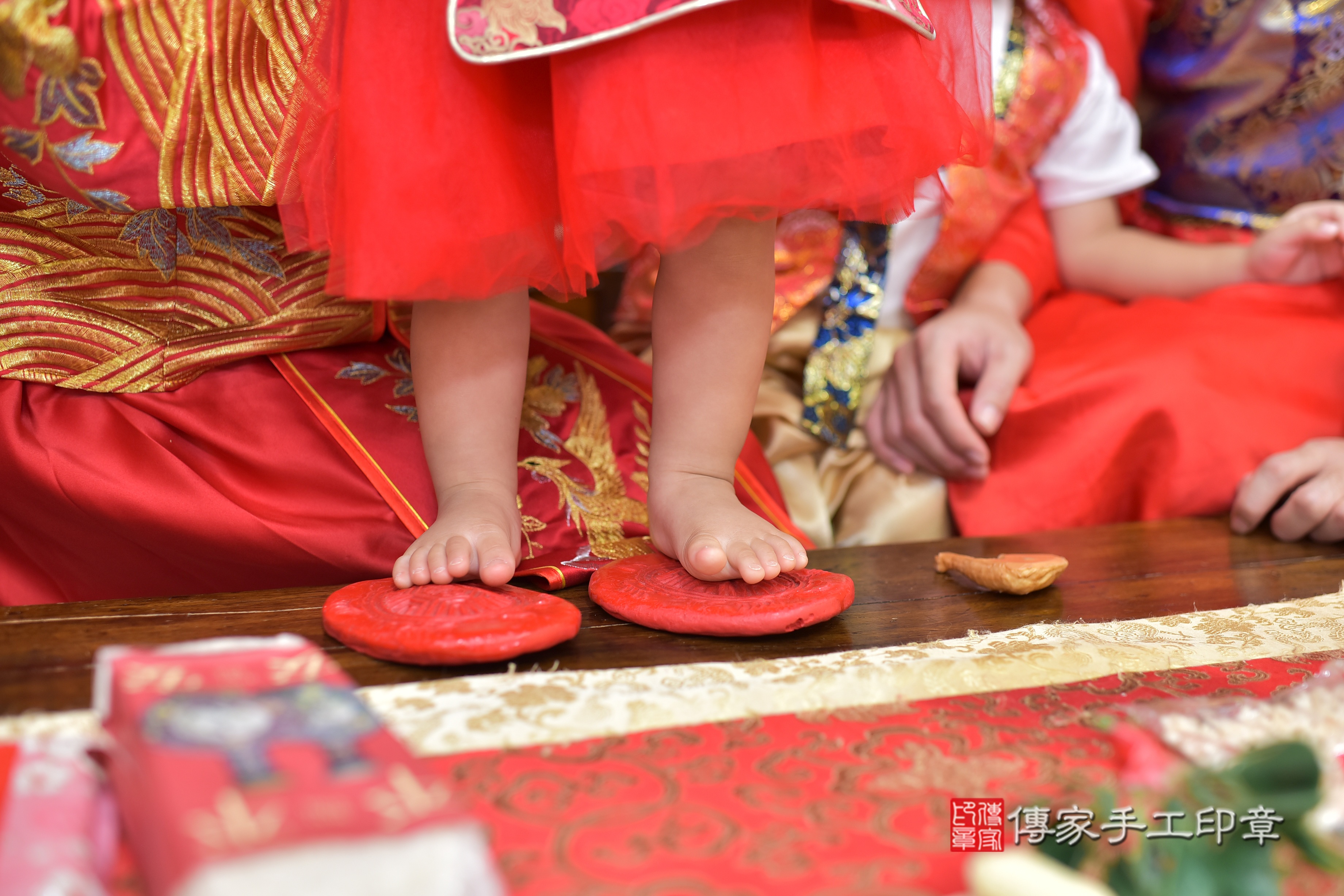 高雄市鳳山區張寶寶抓周推薦：傳家高雄店抓周度脺中國風會場，嬰兒古禮抓周流程儀式吉祥話、抓周道具物品24種、拍照。抓周證書。2023.09.09