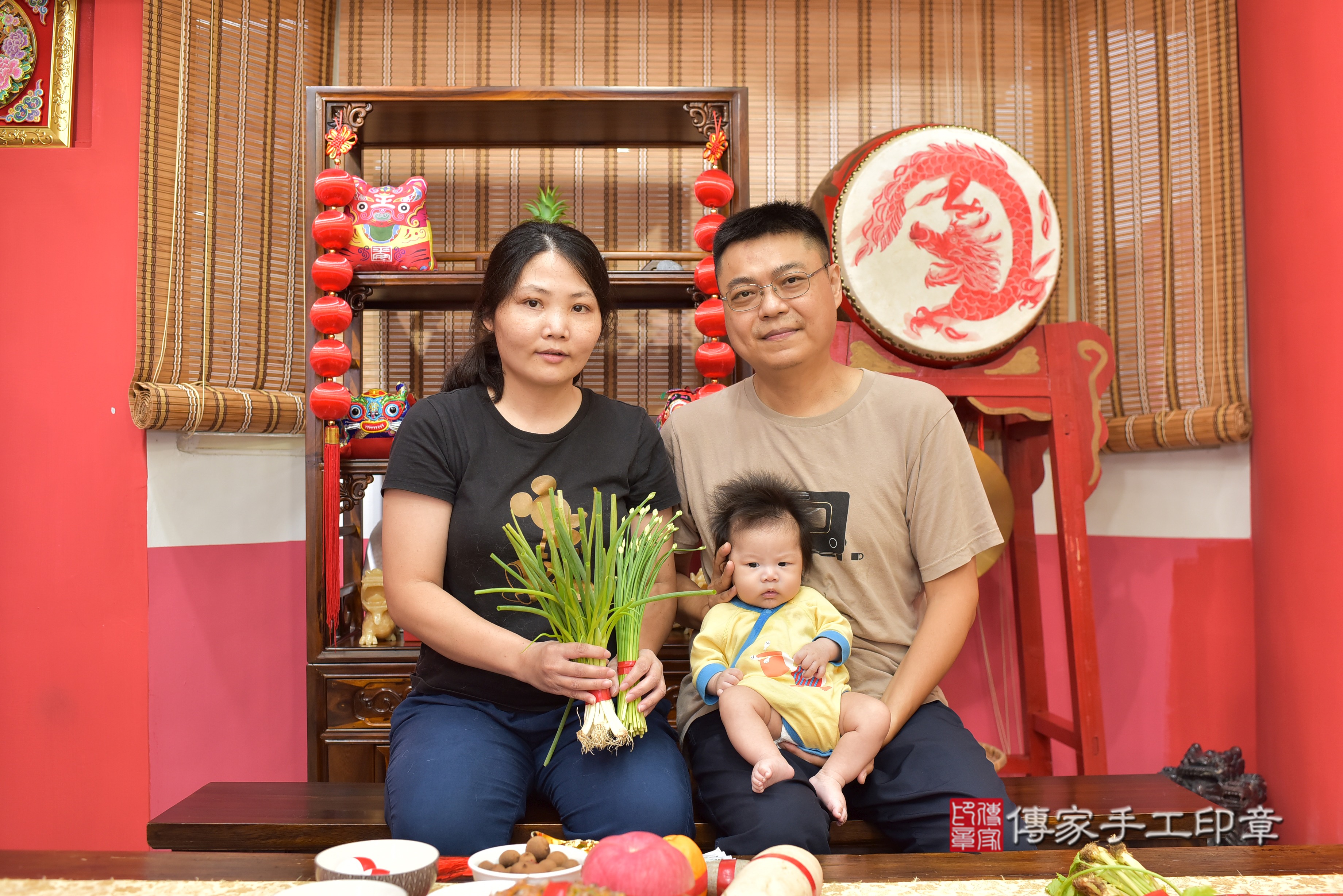 董寶寶(高雄市鳳山區來店嬰兒溫寶寶滿月剃頭理髮、到府嬰兒剃胎毛儀式吉祥話)。到府剃頭剃胎毛主持、專業拍照、證書。★購買「臍帶章、肚臍章、胎毛筆刷印章」贈送：剃頭、收涎、抓周，三選一。2023.9.07