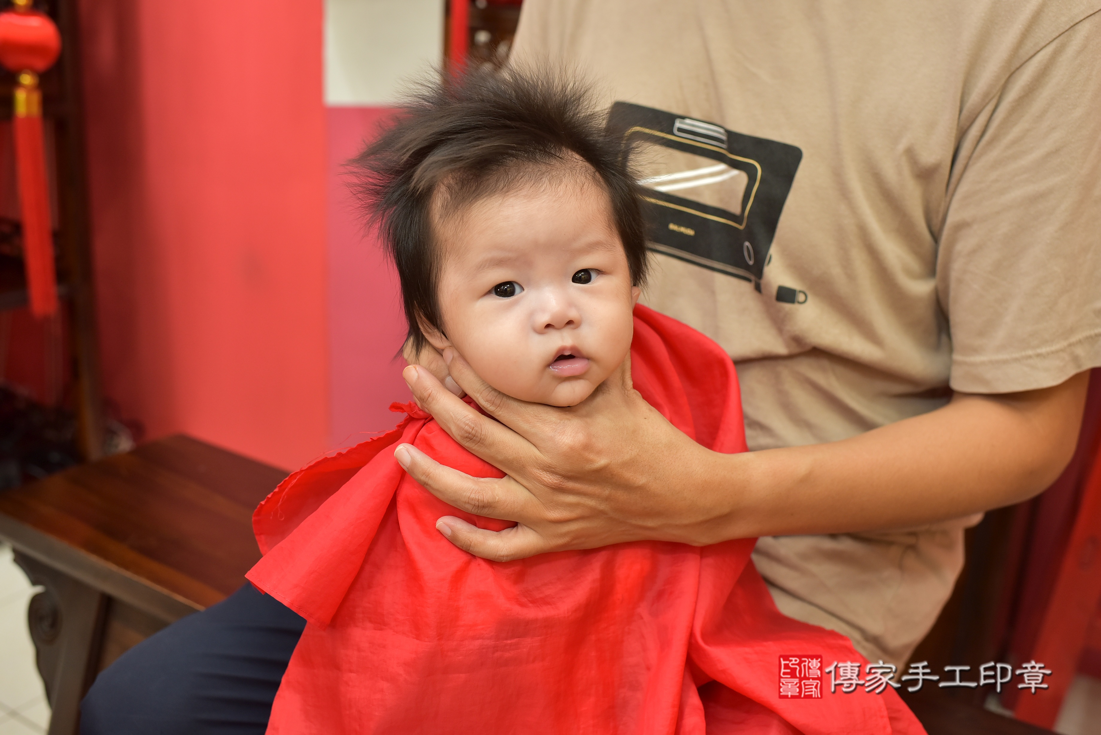 董寶寶(高雄市鳳山區來店嬰兒溫寶寶滿月剃頭理髮、到府嬰兒剃胎毛儀式吉祥話)。到府剃頭剃胎毛主持、專業拍照、證書。★購買「臍帶章、肚臍章、胎毛筆刷印章」贈送：剃頭、收涎、抓周，三選一。2023.9.07