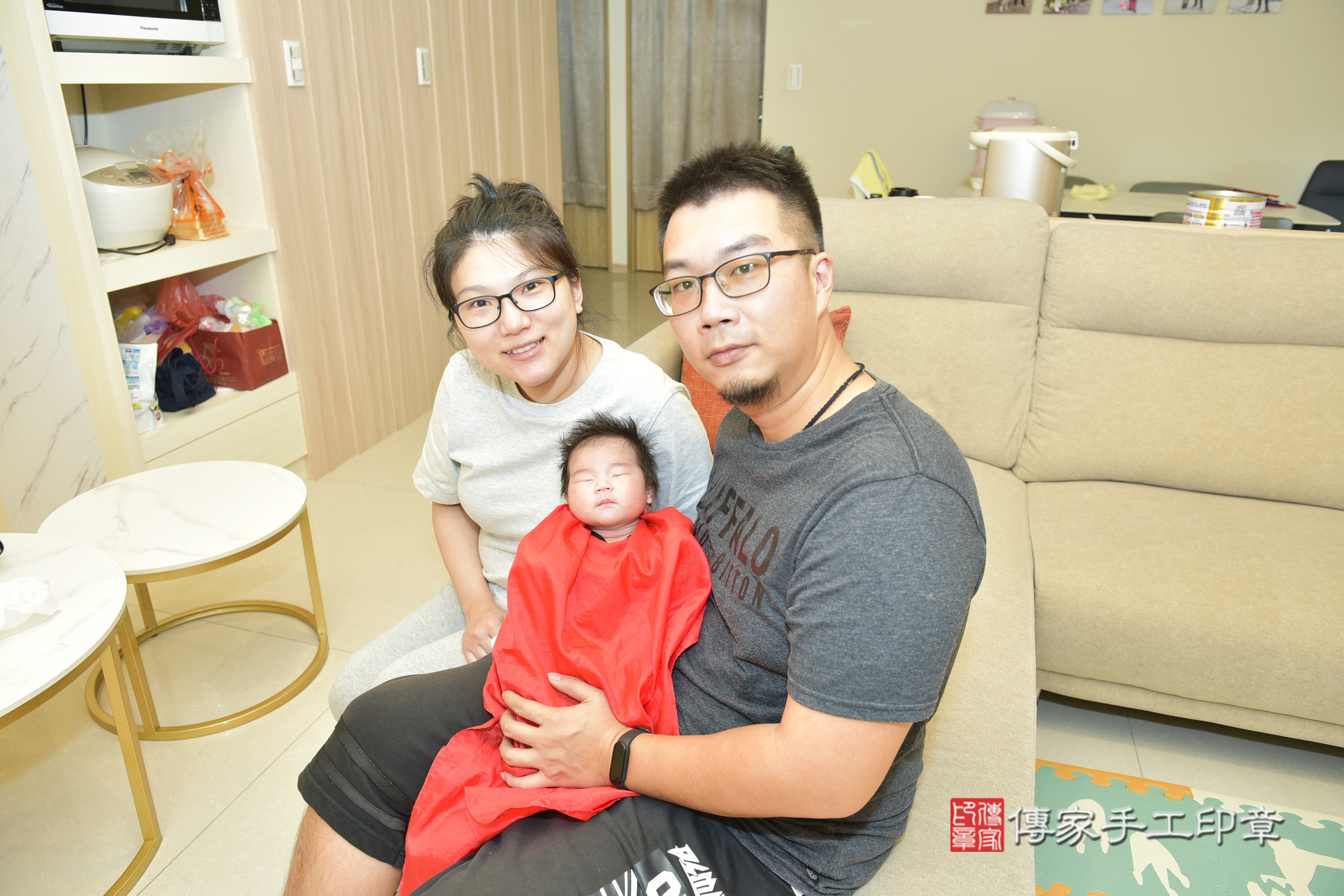 張寶寶(桃園市大溪區到府嬰兒張寶寶滿月剃頭理髮、來店嬰兒剃胎毛儀式吉祥話)。來店剃頭剃胎毛主持、專業拍照、DVD光碟、證書。★購買「臍帶章、肚臍章、胎毛筆刷印章」贈送：剃頭、收涎、抓周，三選一。2023.08.05