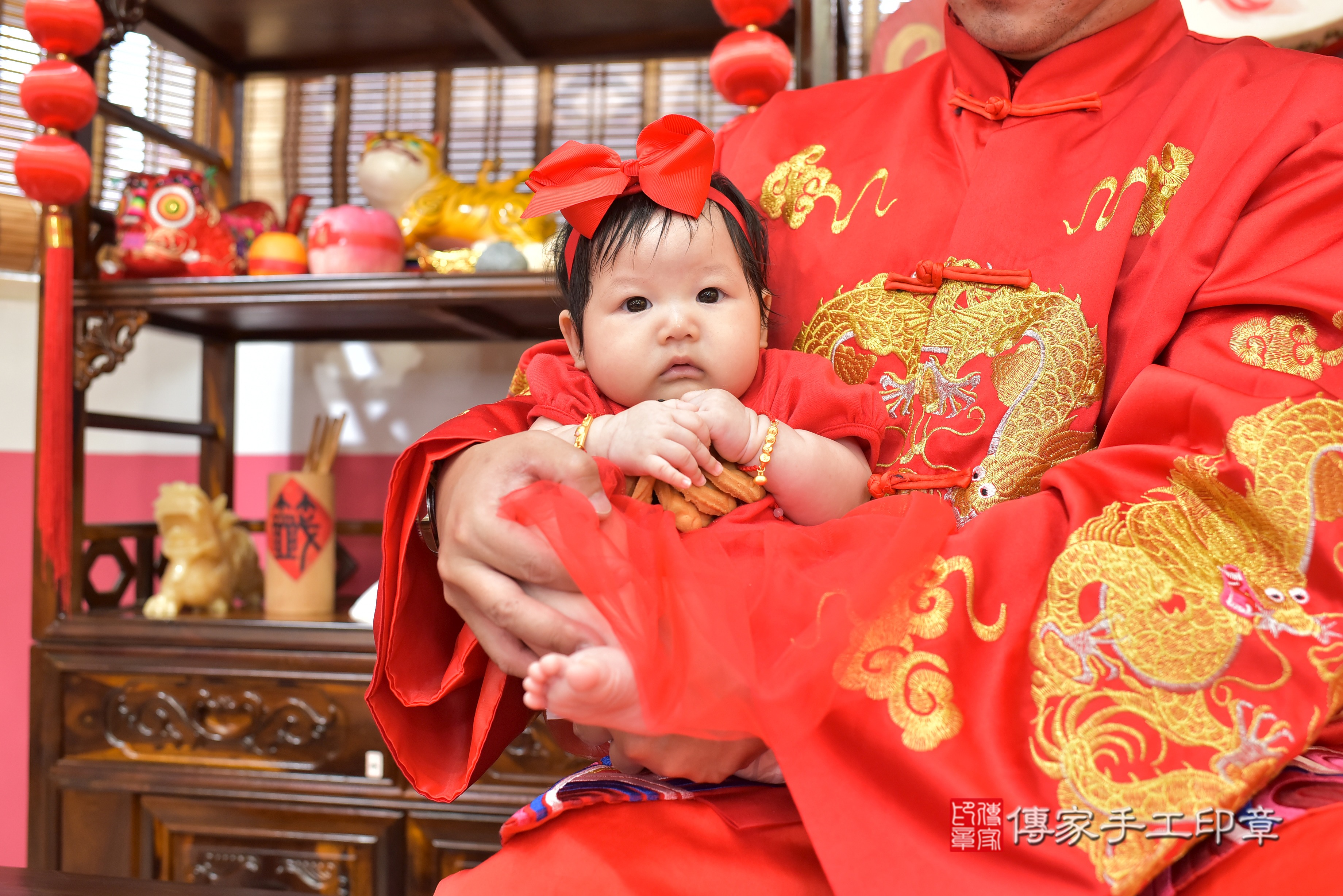 高雄市鳳山區鄭寶寶收涎推薦：傳家高雄店收涎中國風會場，嬰兒古禮收涎收口水流程儀式、收涎吉祥話、收涎餅乾、收涎拍照。收涎證書。2023.9.15