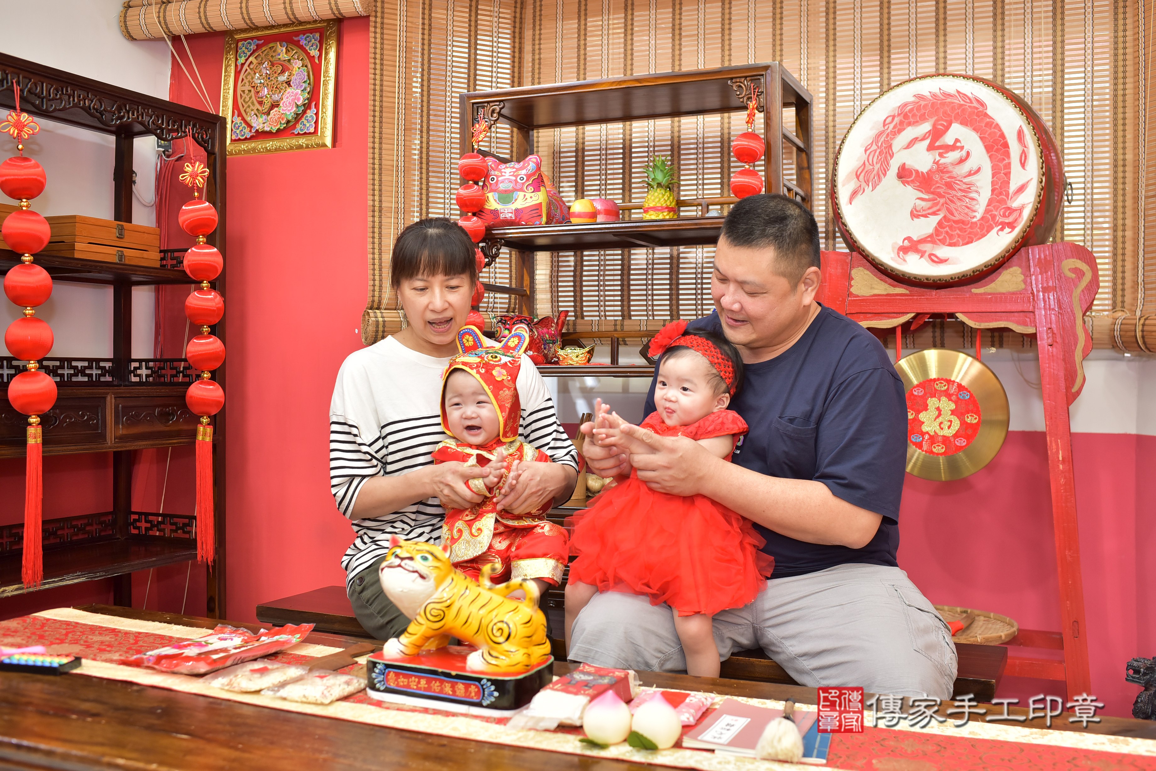 高雄市鳳山區黃寶寶(龍鳳胎)抓周推薦：傳家高雄店抓周度脺中國風會場，嬰兒古禮抓周流程儀式吉祥話、抓周道具物品24種、拍照。抓周證書。2023.09.18