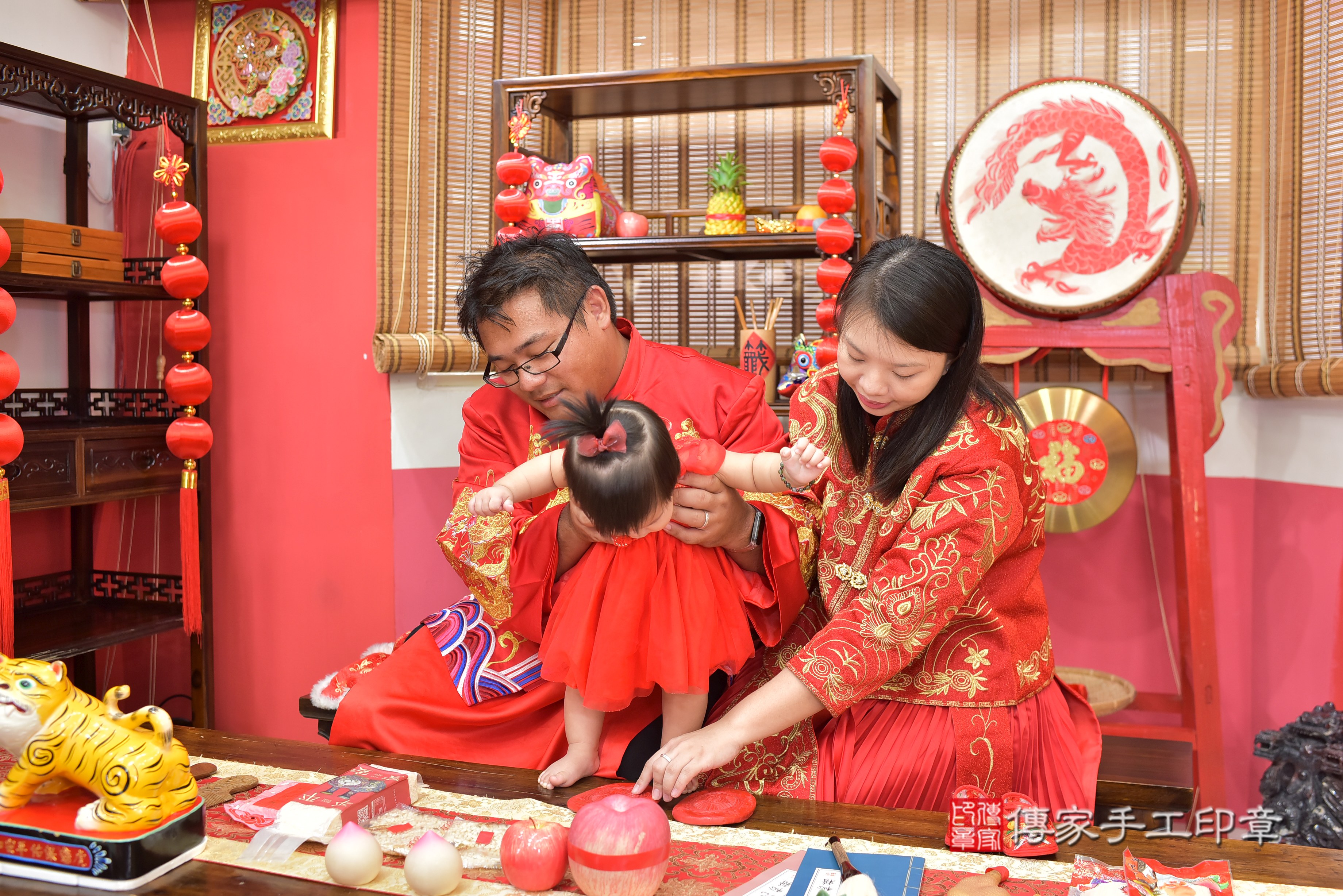 高雄市鳳山區劉寶寶抓周推薦：傳家高雄店抓周度脺中國風會場，嬰兒古禮抓周流程儀式吉祥話、抓周道具物品24種、拍照。抓周證書。2023.09.10