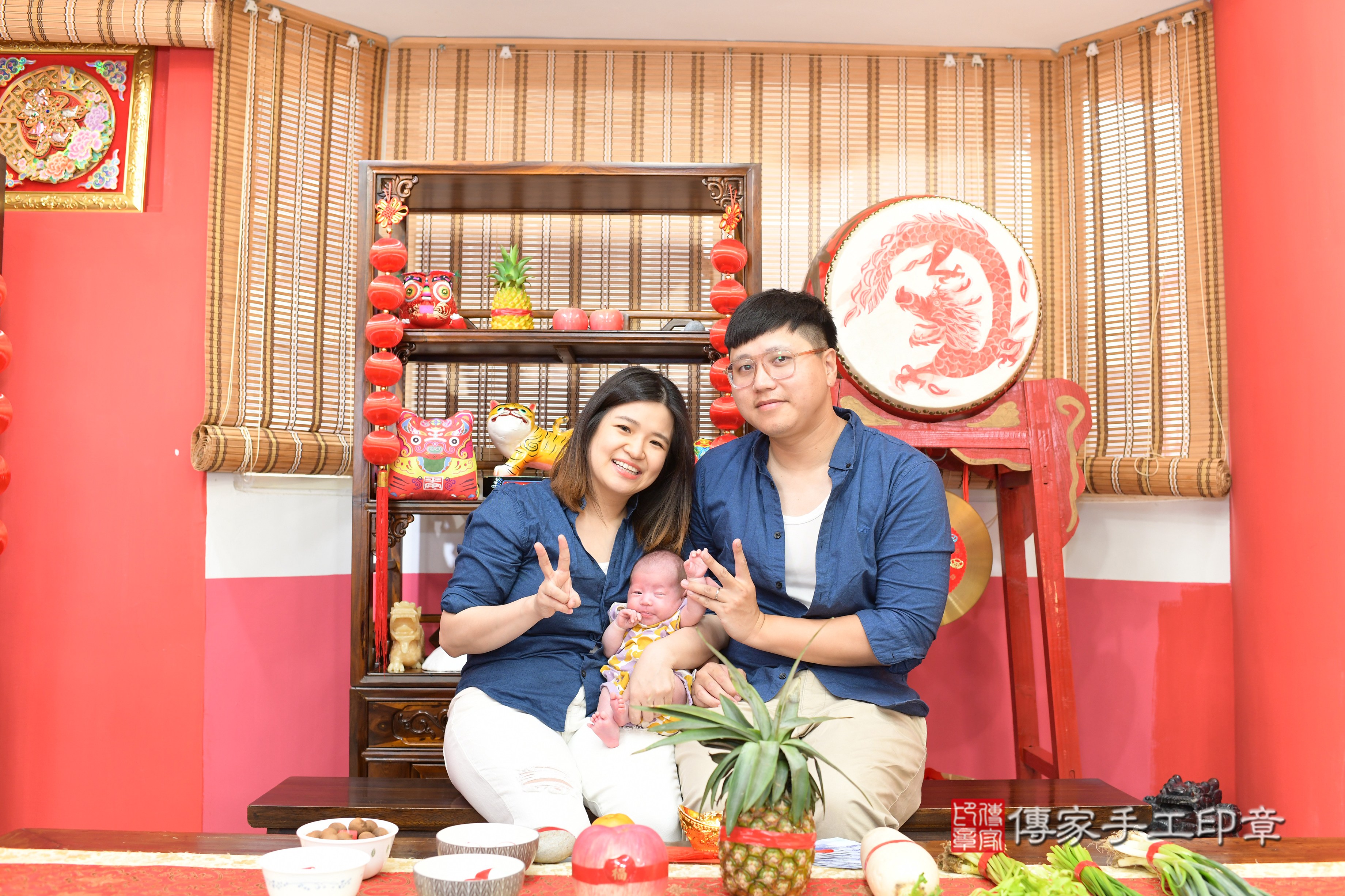 丁寶寶(高雄市鳳山區來店嬰兒丁寶寶滿月剃頭理髮、到府嬰兒剃胎毛儀式吉祥話)。到府剃頭剃胎毛主持、專業拍照、證書。★購買「臍帶章、肚臍章、胎毛筆刷印章」贈送：剃頭、收涎、抓周，三選一。2023.9.23