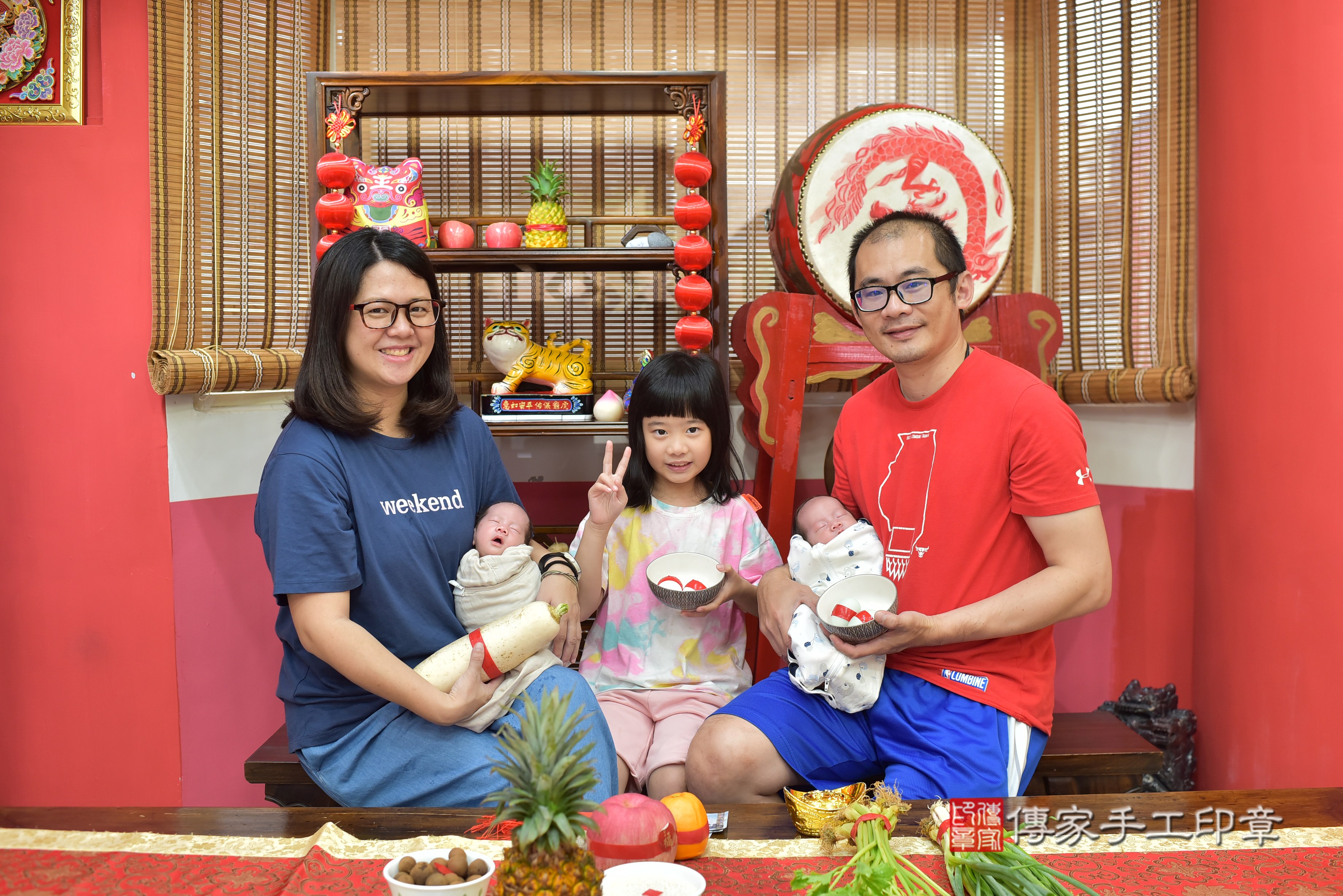 林寶寶(雙胞胎)(高雄市鳳山區來店嬰兒林寶寶滿月剃頭理髮、到府嬰兒剃胎毛儀式吉祥話)。到府剃頭剃胎毛主持、專業拍照、證書。★購買「臍帶章、肚臍章、胎毛筆刷印章」贈送：剃頭、收涎、抓周，三選一。2023.9.10