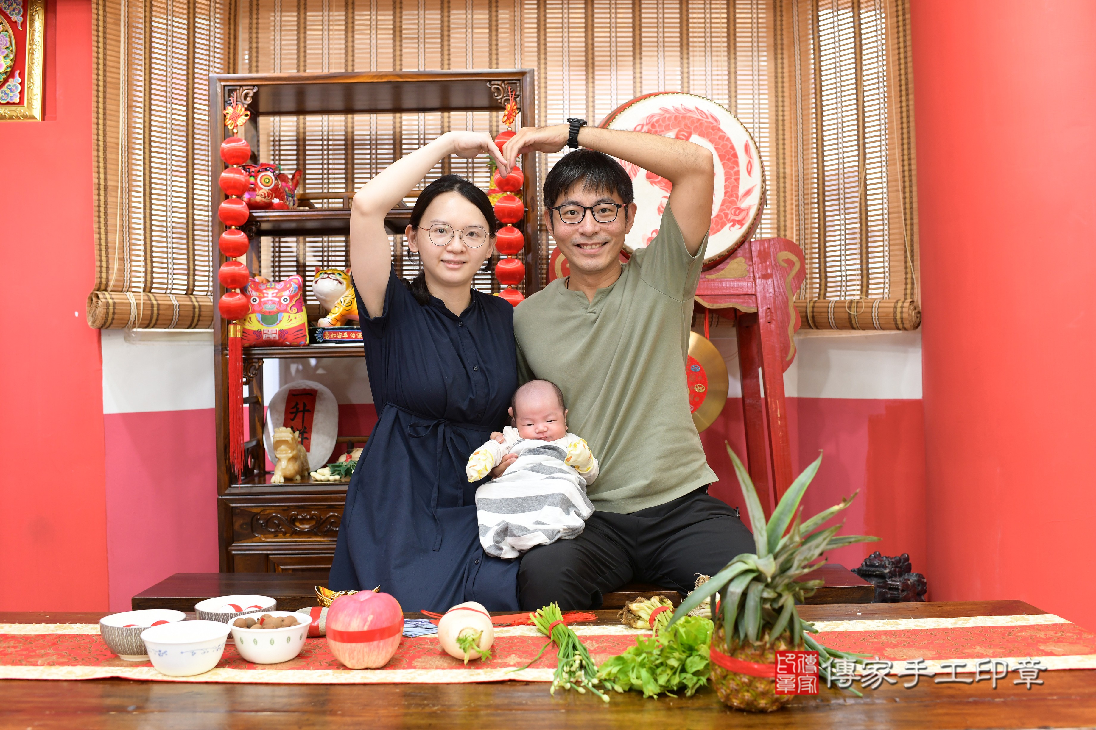 顏寶寶(高雄市鳳山區來店嬰兒顏寶寶滿月剃頭理髮、到府嬰兒剃胎毛儀式吉祥話)。到府剃頭剃胎毛主持、專業拍照、證書。★購買「臍帶章、肚臍章、胎毛筆刷印章」贈送：剃頭、收涎、抓周，三選一。2023.9.25