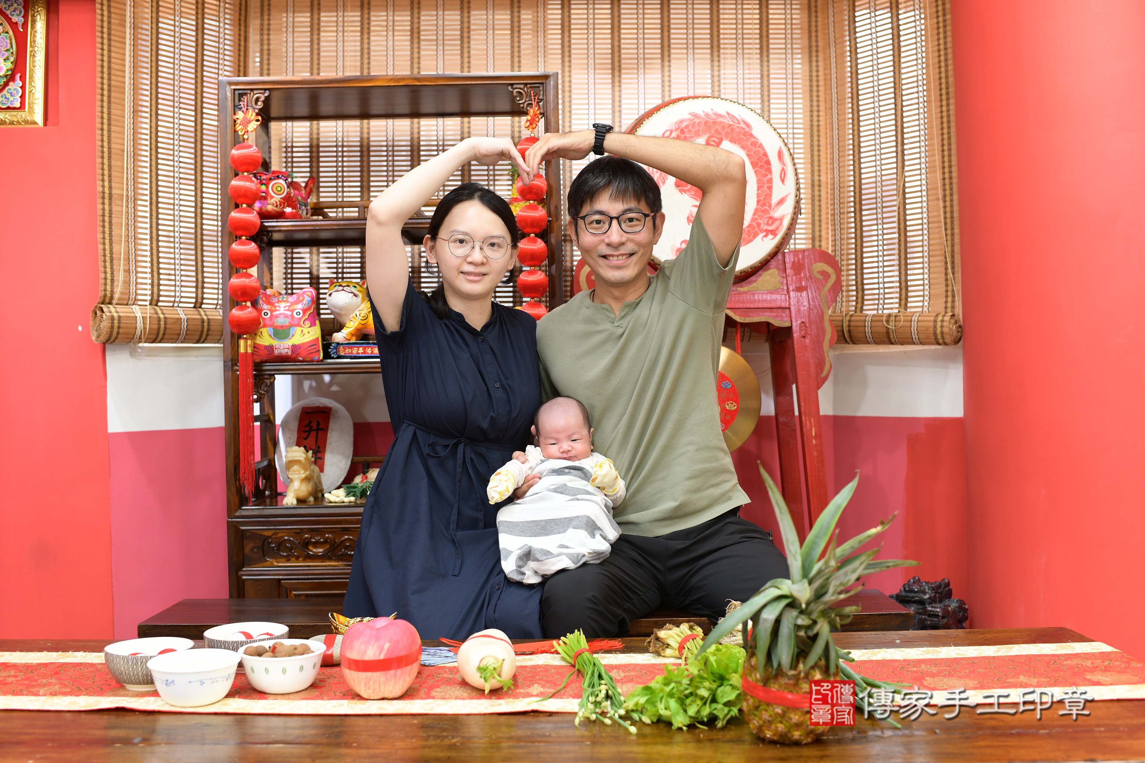 顏寶寶(高雄市鳳山區來店嬰兒顏寶寶滿月剃頭理髮、到府嬰兒剃胎毛儀式吉祥話)。到府剃頭剃胎毛主持、專業拍照、證書。★購買「臍帶章、肚臍章、胎毛筆刷印章」贈送：剃頭、收涎、抓周，三選一。2023.9.25