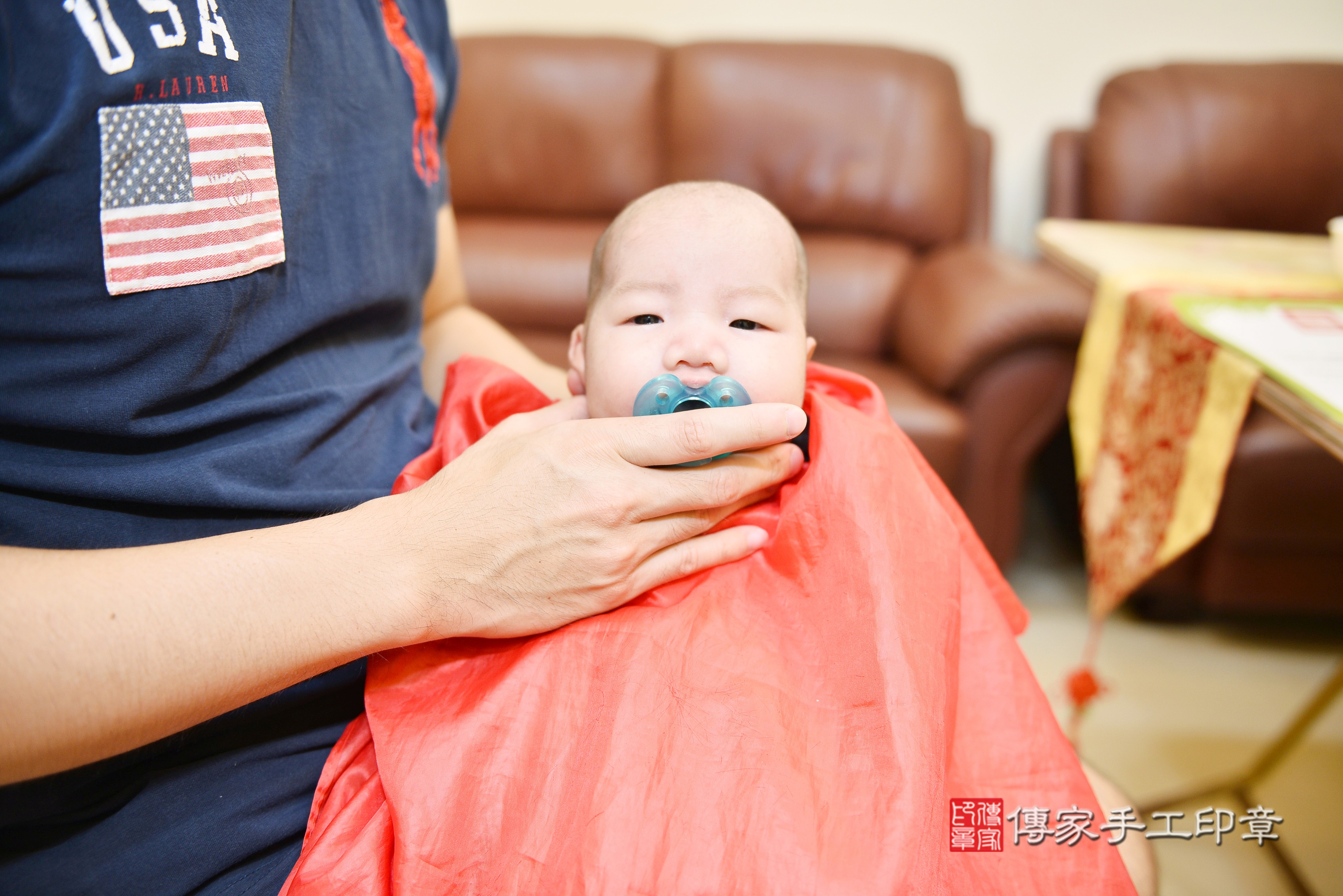 王寶寶(高雄市鳳山區到府店嬰兒王寶寶滿月剃頭理髮、到府嬰兒剃胎毛儀式吉祥話)。到府剃頭剃胎毛主持、專業拍照、證書。★購買「臍帶章、肚臍章、胎毛筆刷印章」贈送：剃頭、收涎、抓周，三選一。2023.9.25