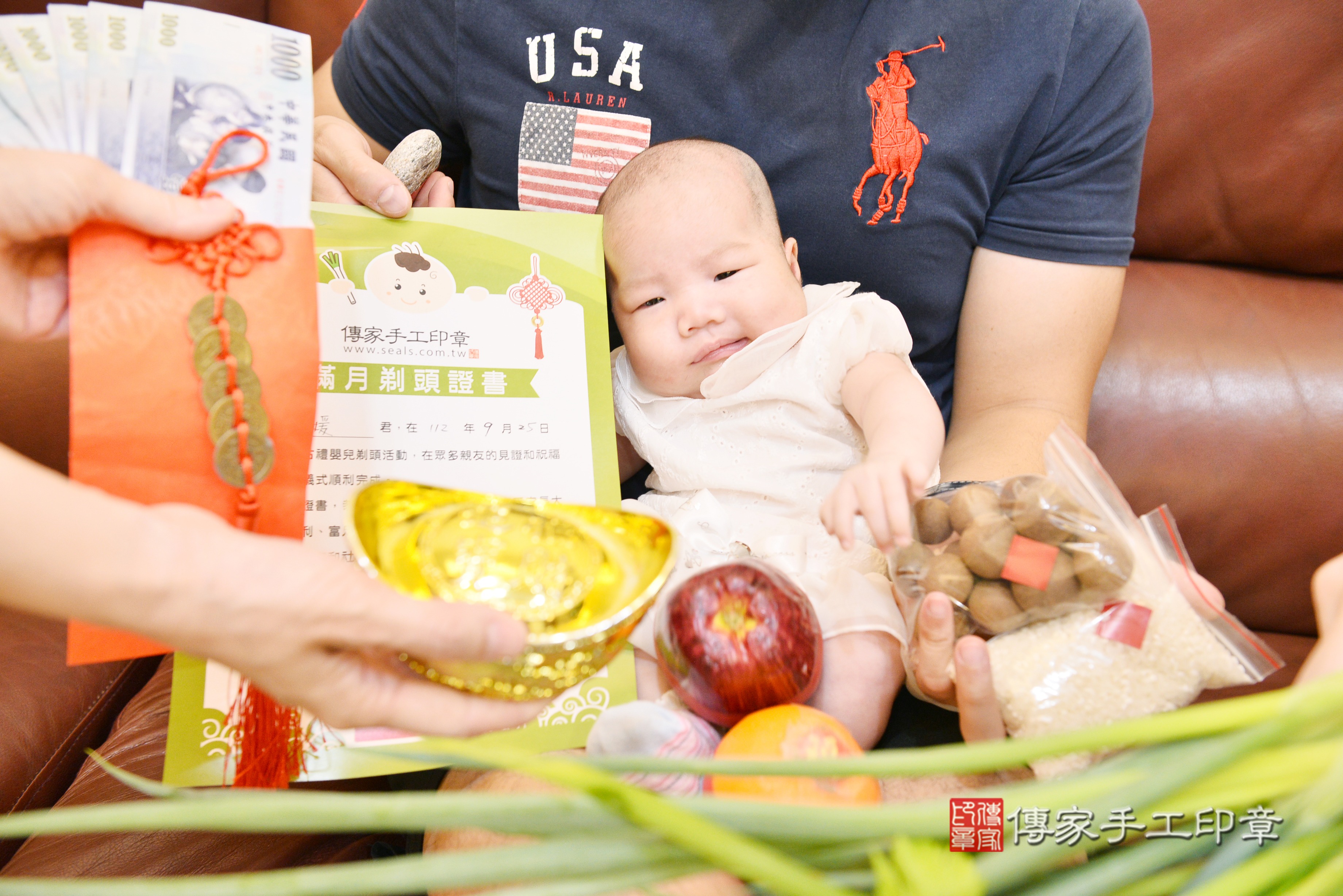 王寶寶(高雄市鳳山區到府店嬰兒王寶寶滿月剃頭理髮、到府嬰兒剃胎毛儀式吉祥話)。到府剃頭剃胎毛主持、專業拍照、證書。★購買「臍帶章、肚臍章、胎毛筆刷印章」贈送：剃頭、收涎、抓周，三選一。2023.9.25