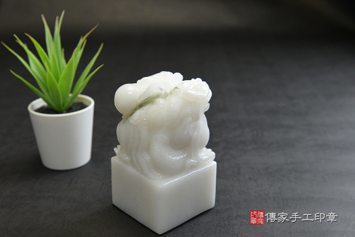 雪山白玉頂級廟章訂製-雙龍守珠 立體雕刻 -傳家手工印章-印章全方位都可以製作唷112.10.6 雪山白玉頂級廟章訂製-雙龍守珠 立體雕刻 -傳家手工印章-印章全方位都可以製作唷112.10.6