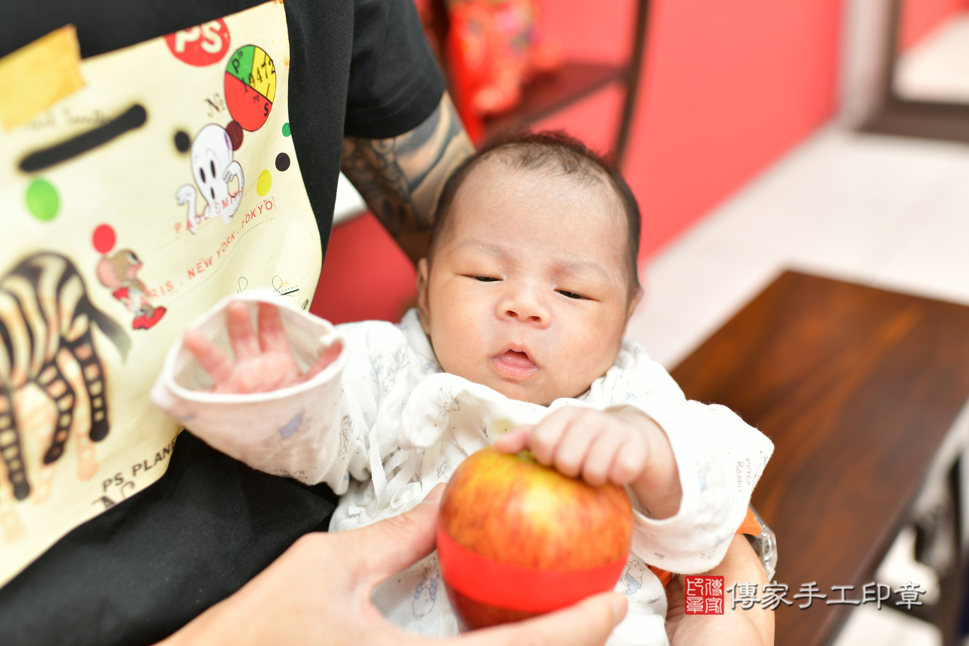 劉寶寶(台中市北屯區來店嬰兒劉寶寶滿月剃頭理髮、到府嬰兒剃胎毛儀式吉祥話)。來店剃頭剃胎毛主持、專業拍照、證書。★購買「臍帶章、肚臍章、胎毛筆刷印章」贈送：剃頭、收涎、抓周，三選一。2023.10.05