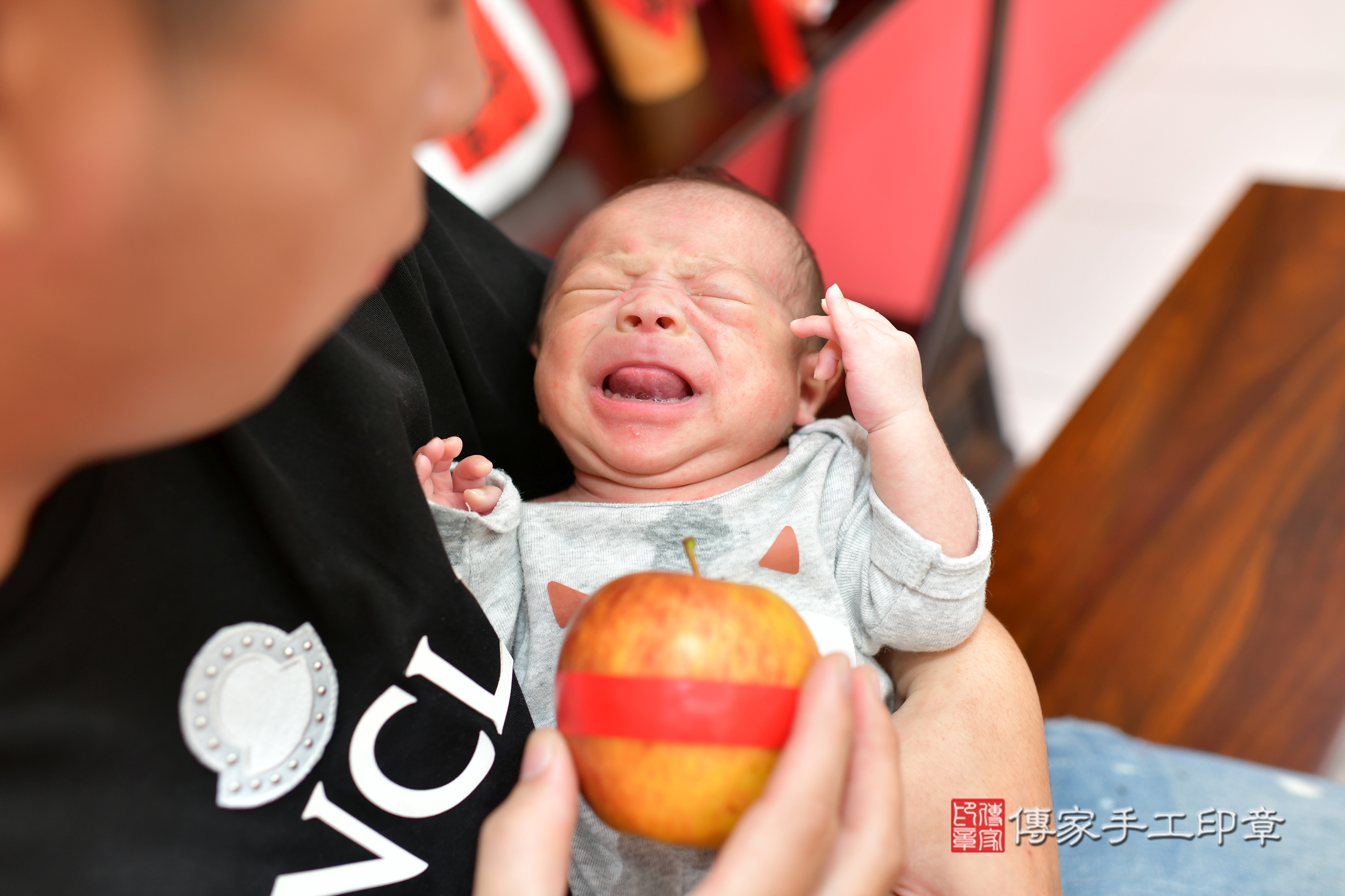 黃寶寶(台中市北屯區來店嬰兒黃寶寶滿月剃頭理髮、到府嬰兒剃胎毛儀式吉祥話)。到府剃頭剃胎毛主持、專業拍照、證書。★購買「臍帶章、肚臍章、胎毛筆刷印章」贈送：剃頭、收涎、抓周，三選一。2023.10.09