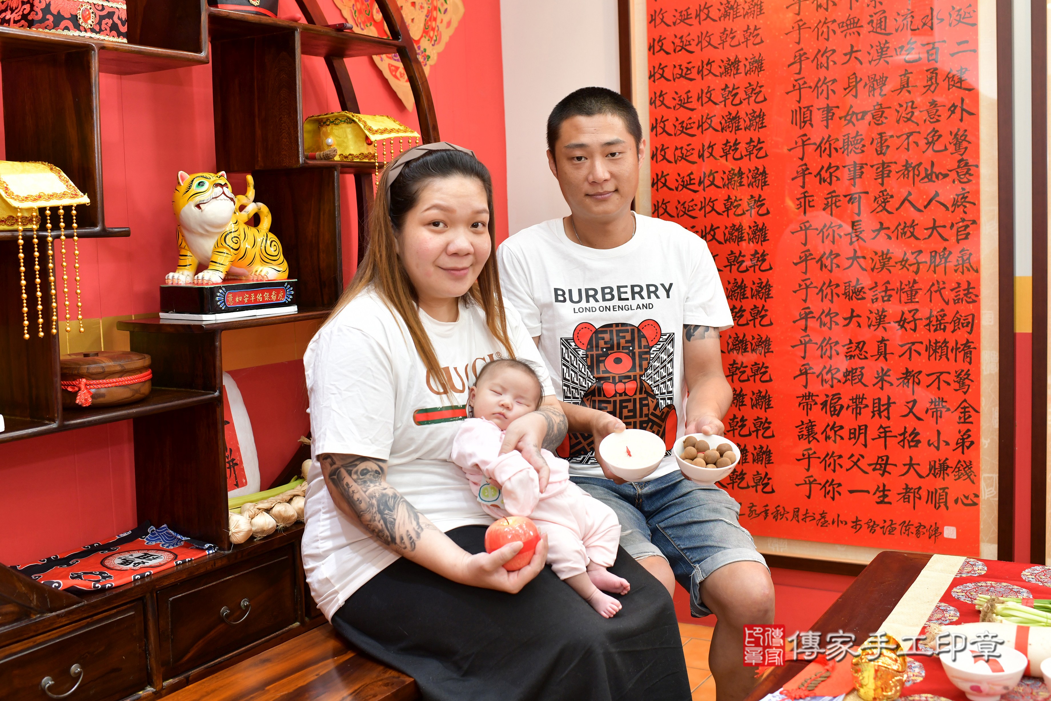 莊寶寶(桃園市八德區來店嬰兒莊寶寶滿月剃頭理髮、來店嬰兒剃胎毛儀式吉祥話)。來店剃頭剃胎毛主持、專業拍照、DVD光碟、證書。★購買「臍帶章、肚臍章、胎毛筆刷印章」贈送：剃頭、收涎、抓周，三選一。2023.10.05