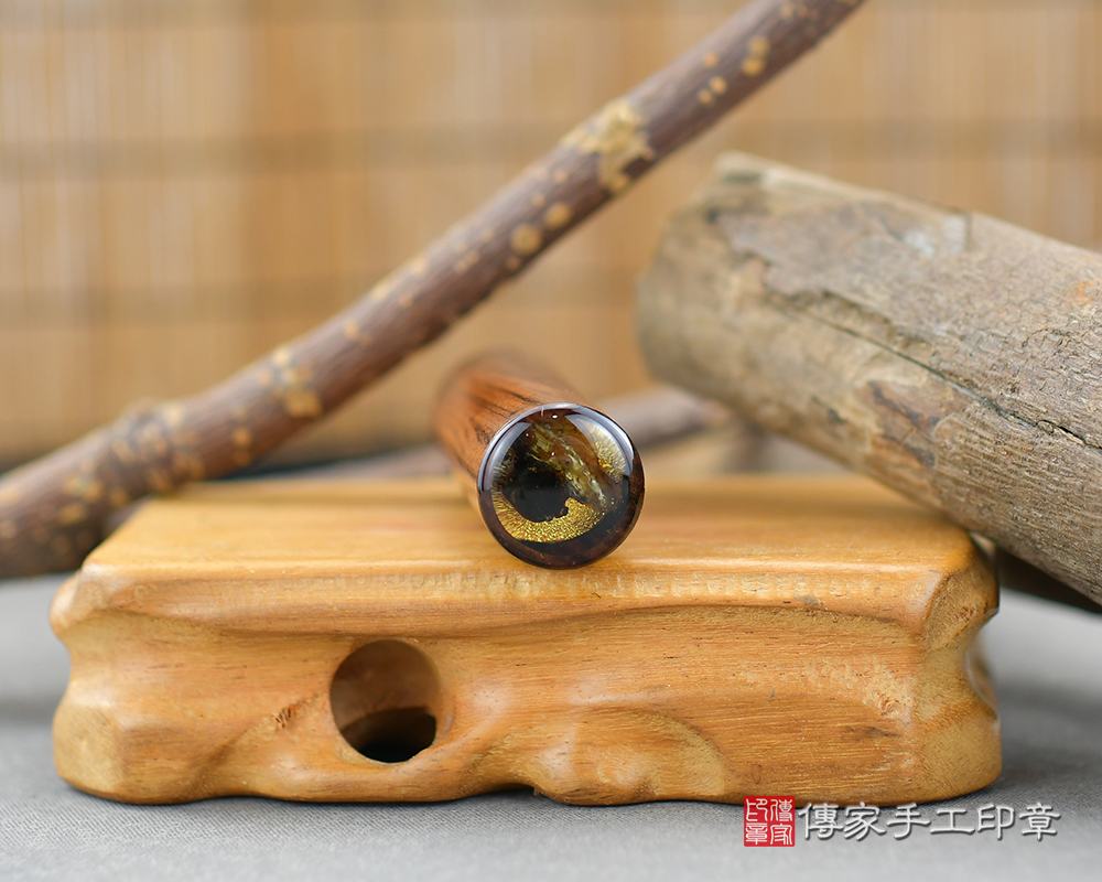 有著虎紋般的紋路 虎紋紅紫檀木 傳家手工印章 台中店 112.10.14 有著虎紋般的紋路 虎紋紅紫檀木 傳家手工印章 台中店 112.10.14
