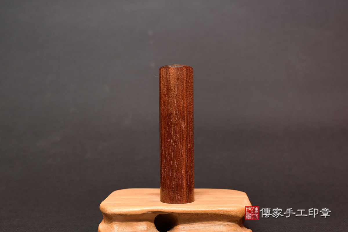 黃金色 閃耀光芒 獨特的木紋吸引你的注目-發財章 招財印章-傳家手工印章 高雄店112.10.23 黃金色 閃耀光芒 獨特的木紋吸引你的注目-發財章 招財印章-傳家手工印章 高雄店112.10.23