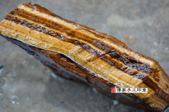 神明指示-傳家手工印章 訂做的黃虎眼石 立體雕獅子 神明廟章-傳家家手工印章 高雄店112.10.27 神明指示-傳家手工印章 訂做的黃虎眼石 立體雕獅子 神明廟章-傳家家手工印章 高雄店112.10.27
