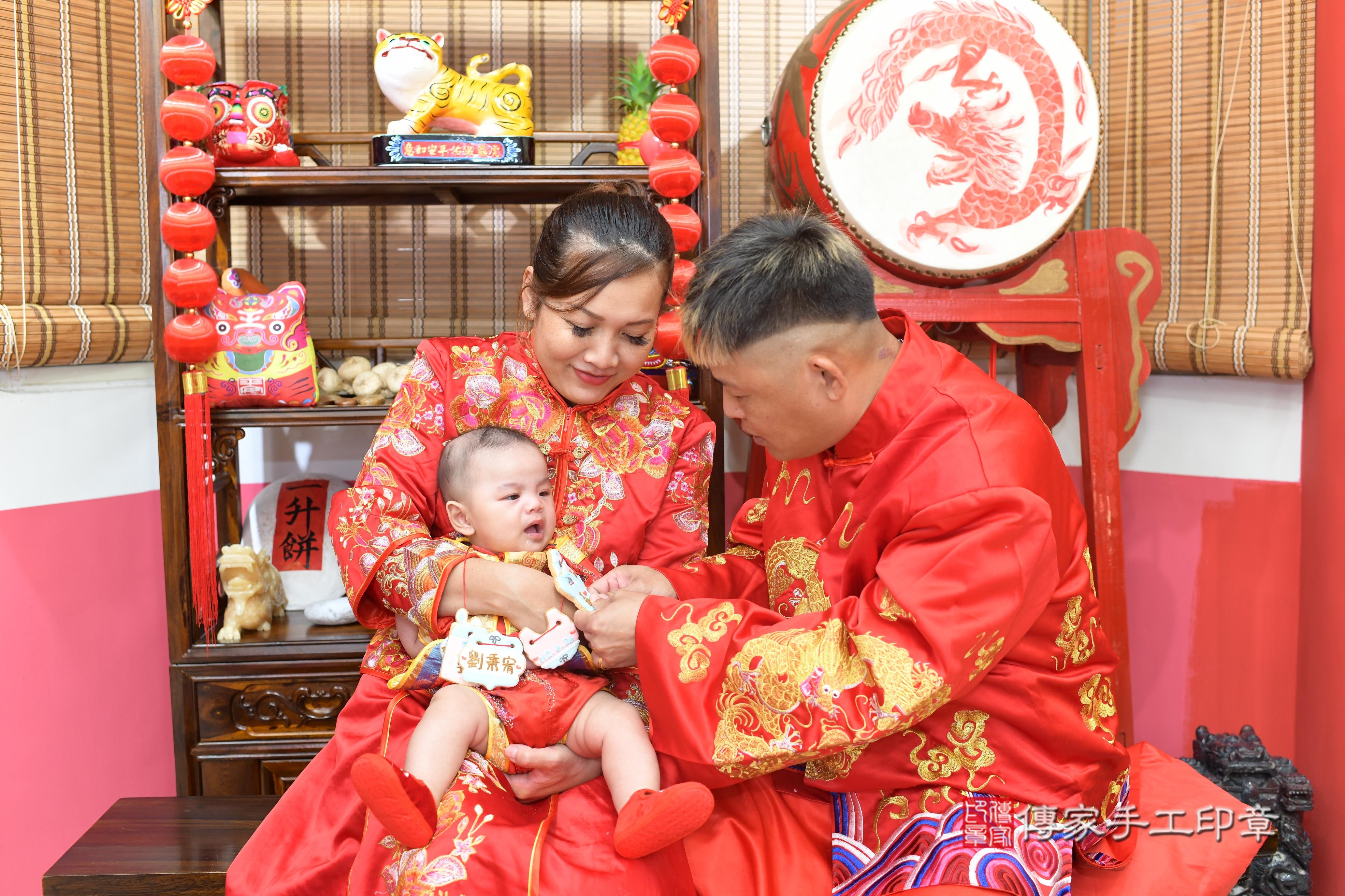 高雄市鳳山區劉寶寶收涎推薦：傳家高雄店收涎中國風會場，嬰兒古禮收涎收口水流程儀式、收涎吉祥話、收涎餅乾、收涎拍照。收涎證書。2023.10.26