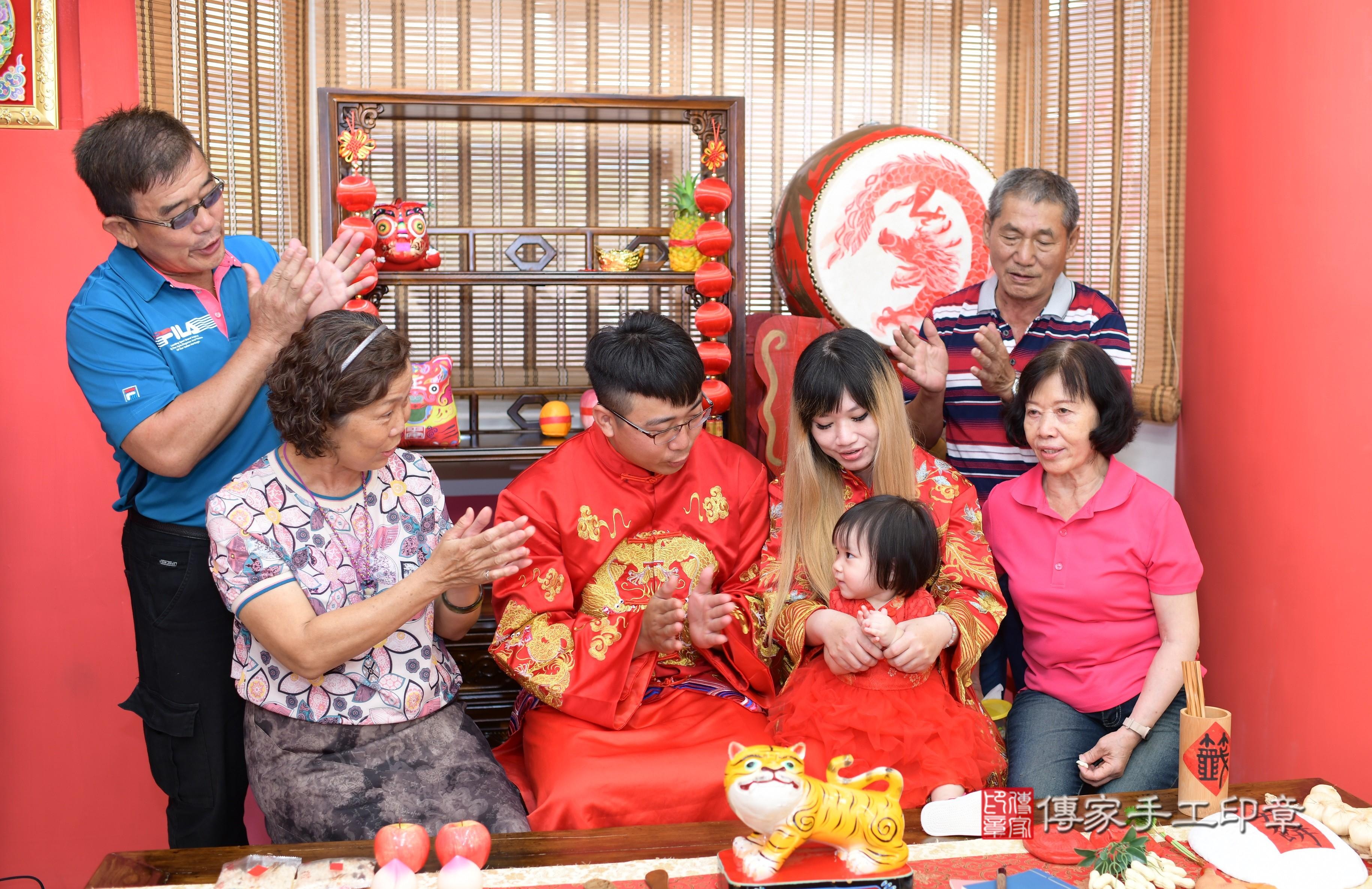 高雄市鳳山區廖寶寶抓周推薦：傳家高雄店抓周度脺中國風會場，嬰兒古禮抓周流程儀式吉祥話、抓周道具物品24種、拍照。抓周證書。2023.09.24