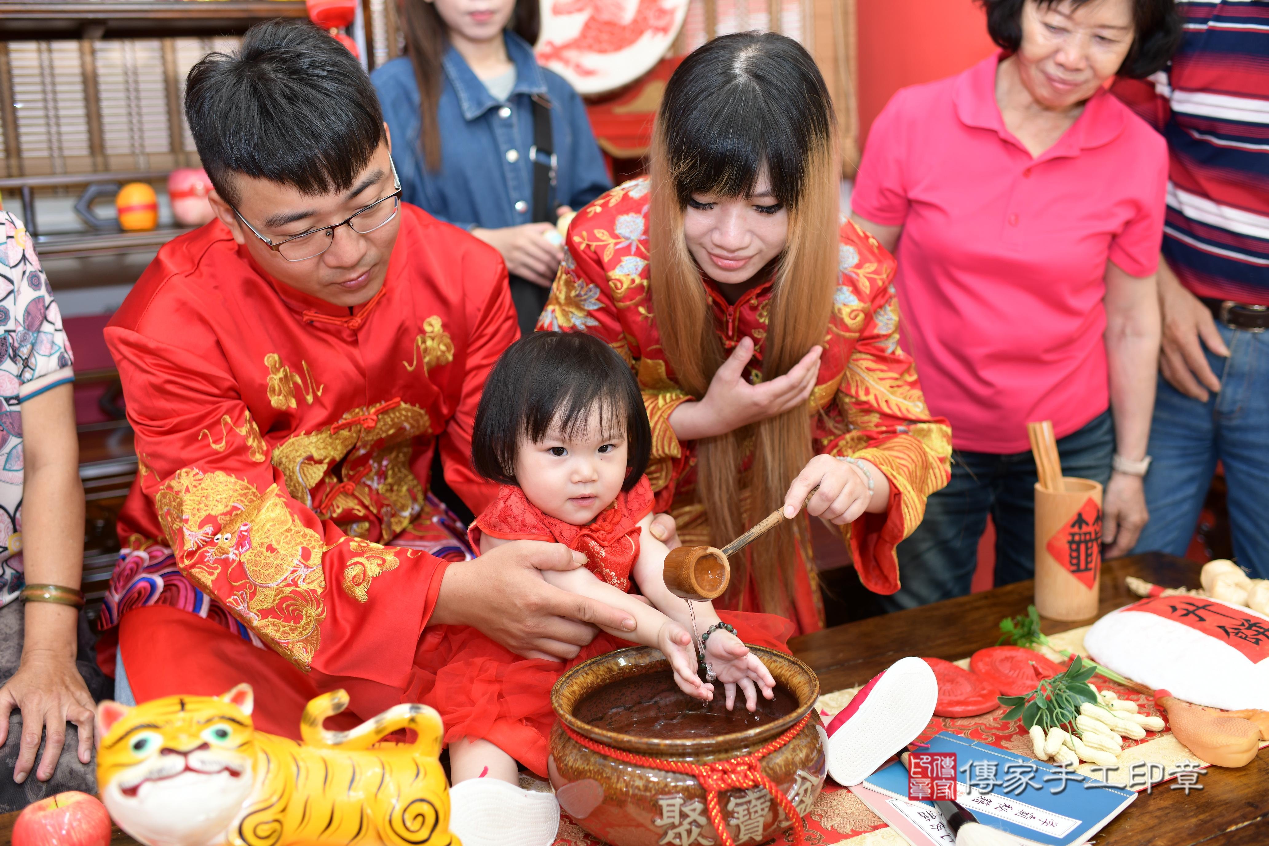 高雄市鳳山區廖寶寶抓周推薦：傳家高雄店抓周度脺中國風會場，嬰兒古禮抓周流程儀式吉祥話、抓周道具物品24種、拍照。抓周證書。2023.09.24