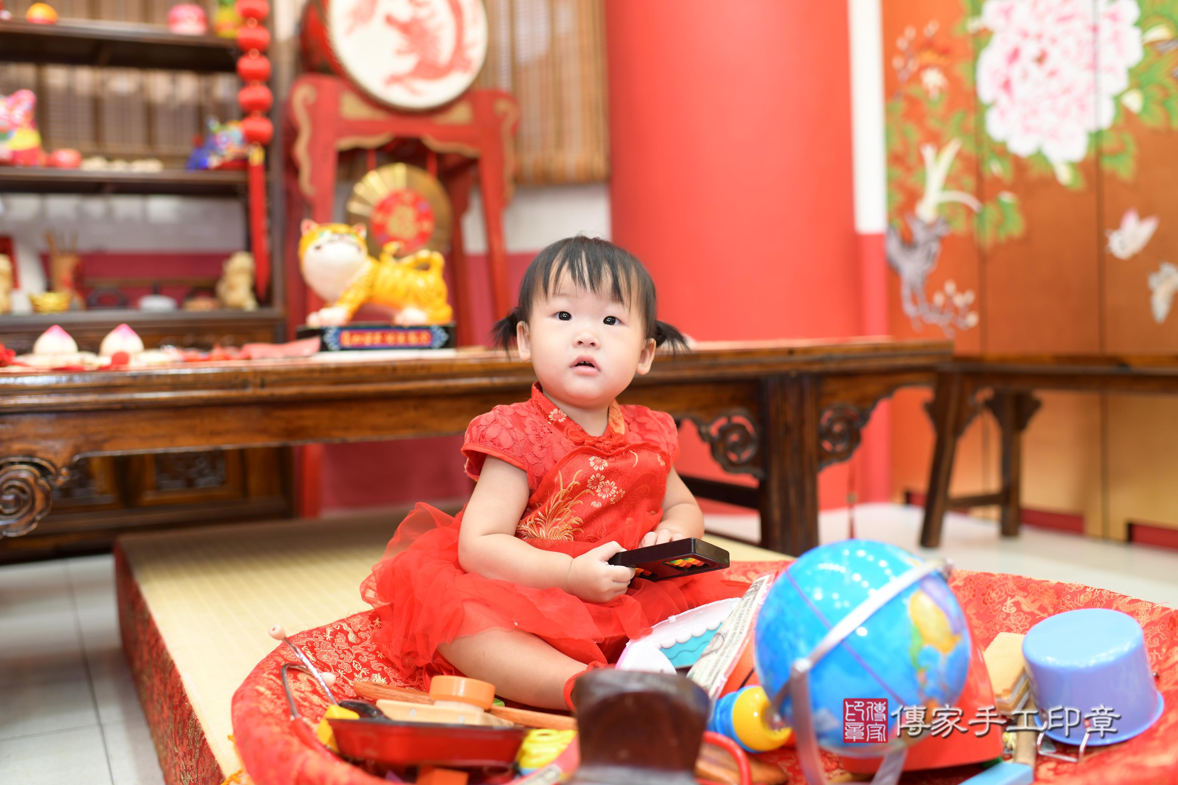 高雄市鳳山區莊寶寶抓周推薦：傳家高雄店抓周度脺中國風會場，嬰兒古禮抓周流程儀式吉祥話、抓周道具物品24種、拍照。抓周證書。2023.10.05