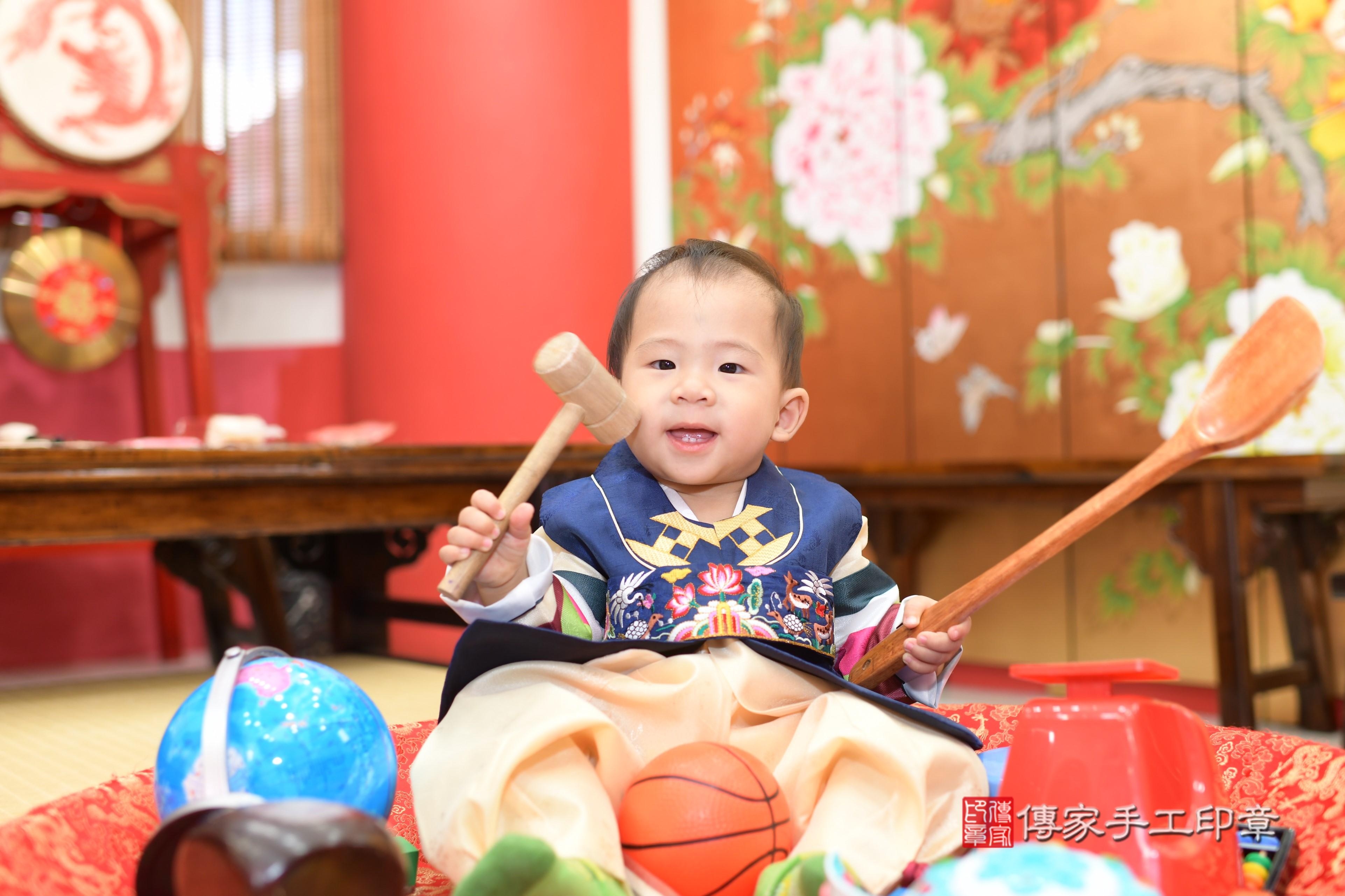 高雄市鳳山區郭寶寶抓周推薦：傳家高雄店抓周度脺中國風會場，嬰兒古禮抓周流程儀式吉祥話、抓周道具物品24種、拍照。抓周證書。2023.10.07