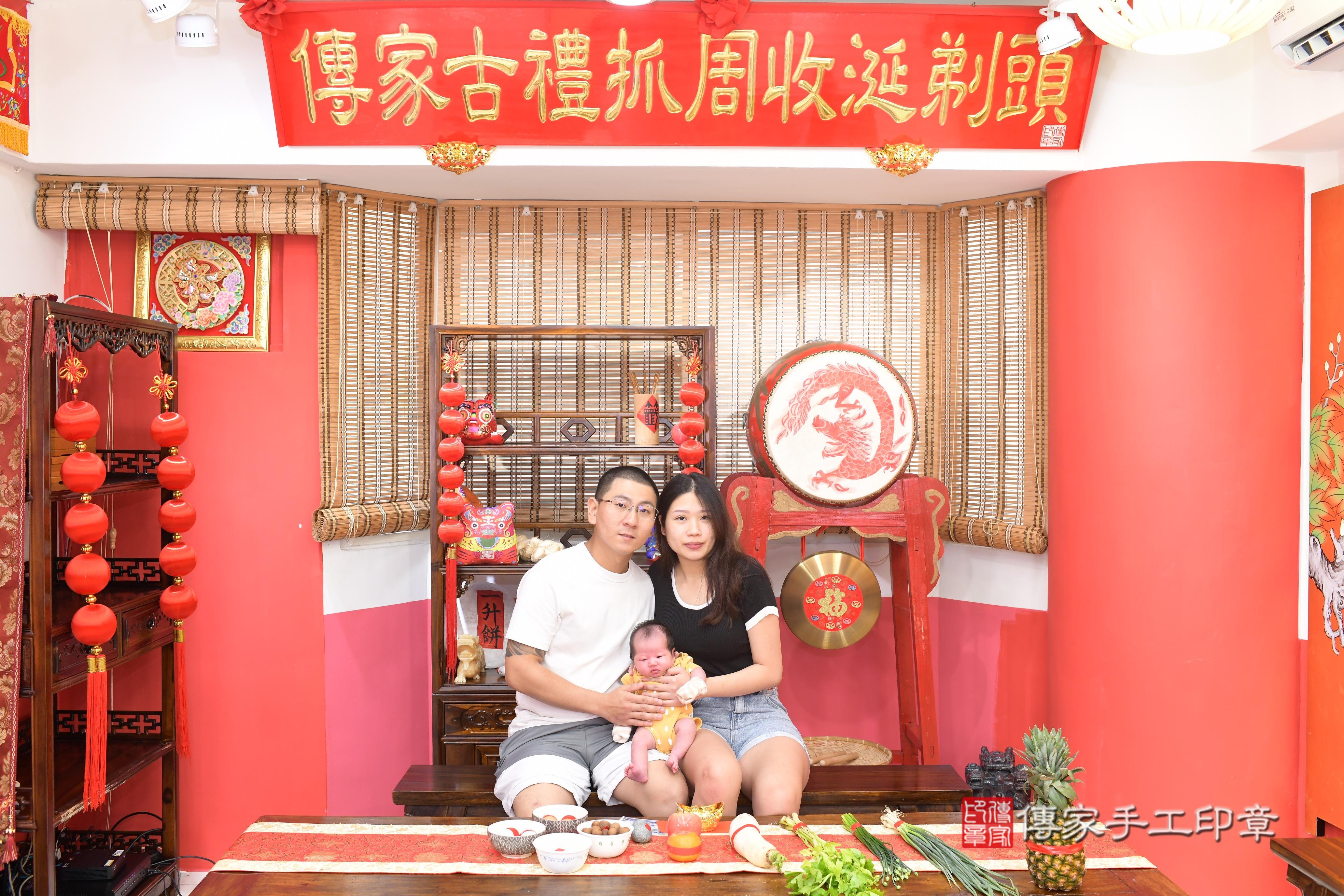呂寶寶(高雄市鳳山區來店嬰兒呂寶寶滿月剃頭理髮、來店嬰兒剃胎毛儀式吉祥話)。來店剃頭剃胎毛主持、專業拍照、證書。★購買「臍帶章、肚臍章、胎毛筆刷印章」贈送：剃頭、收涎、抓周，三選一。2023.11.05